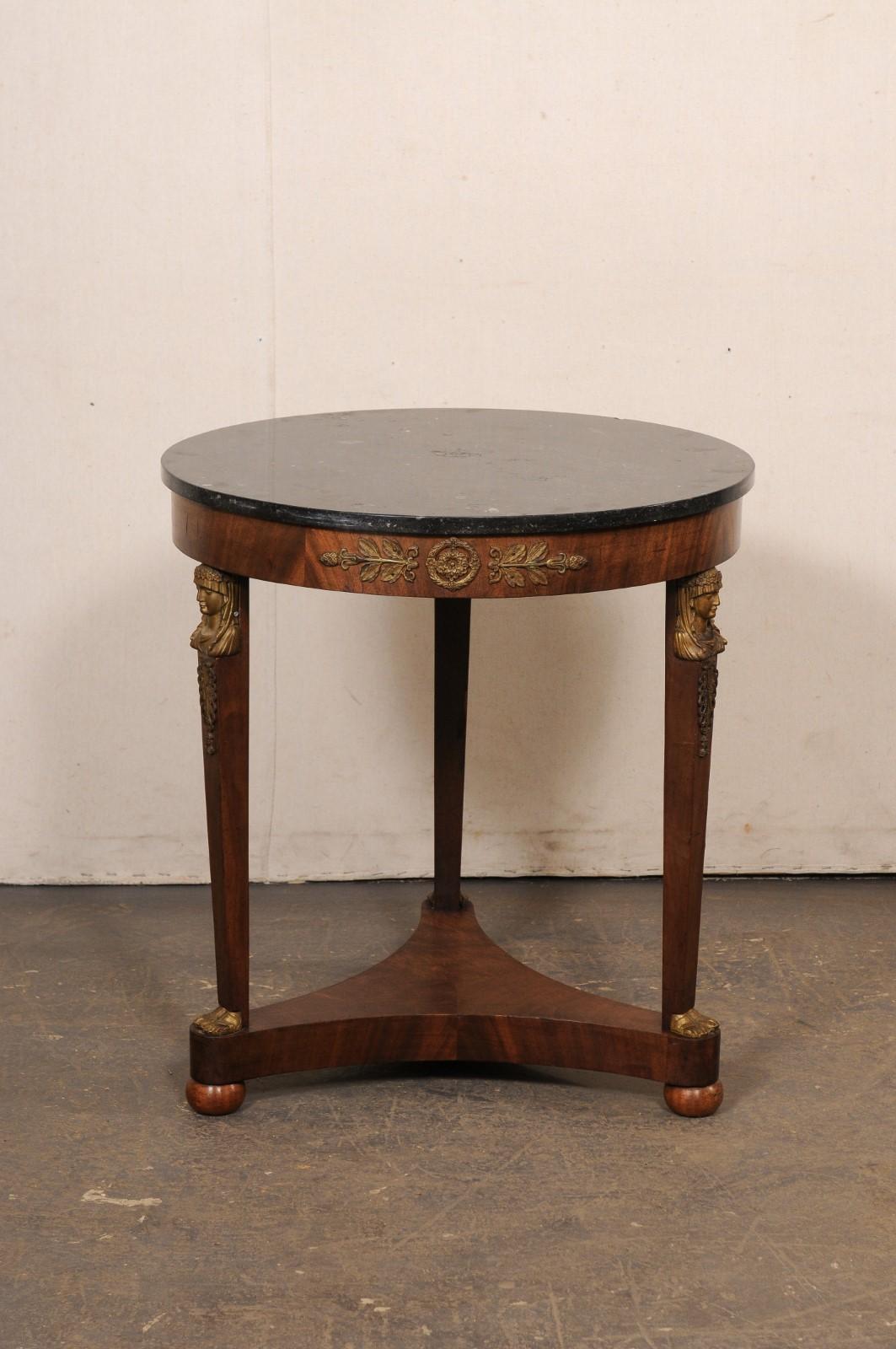 Neoklassischer französischer Guéridon-Tisch mit schwarzer Marmorplatte und Revive-Akzenten im Angebot 5