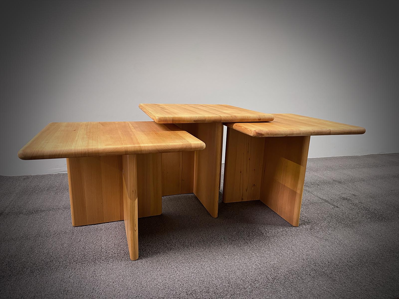 Trois tables basses extravagantes en pin massif dans le style de célèbres designers français comme Charlotte Perriand, René Martin etc. dans les années 1970.
Les trois tables ont des hauteurs graduellement différentes avec la même taille de