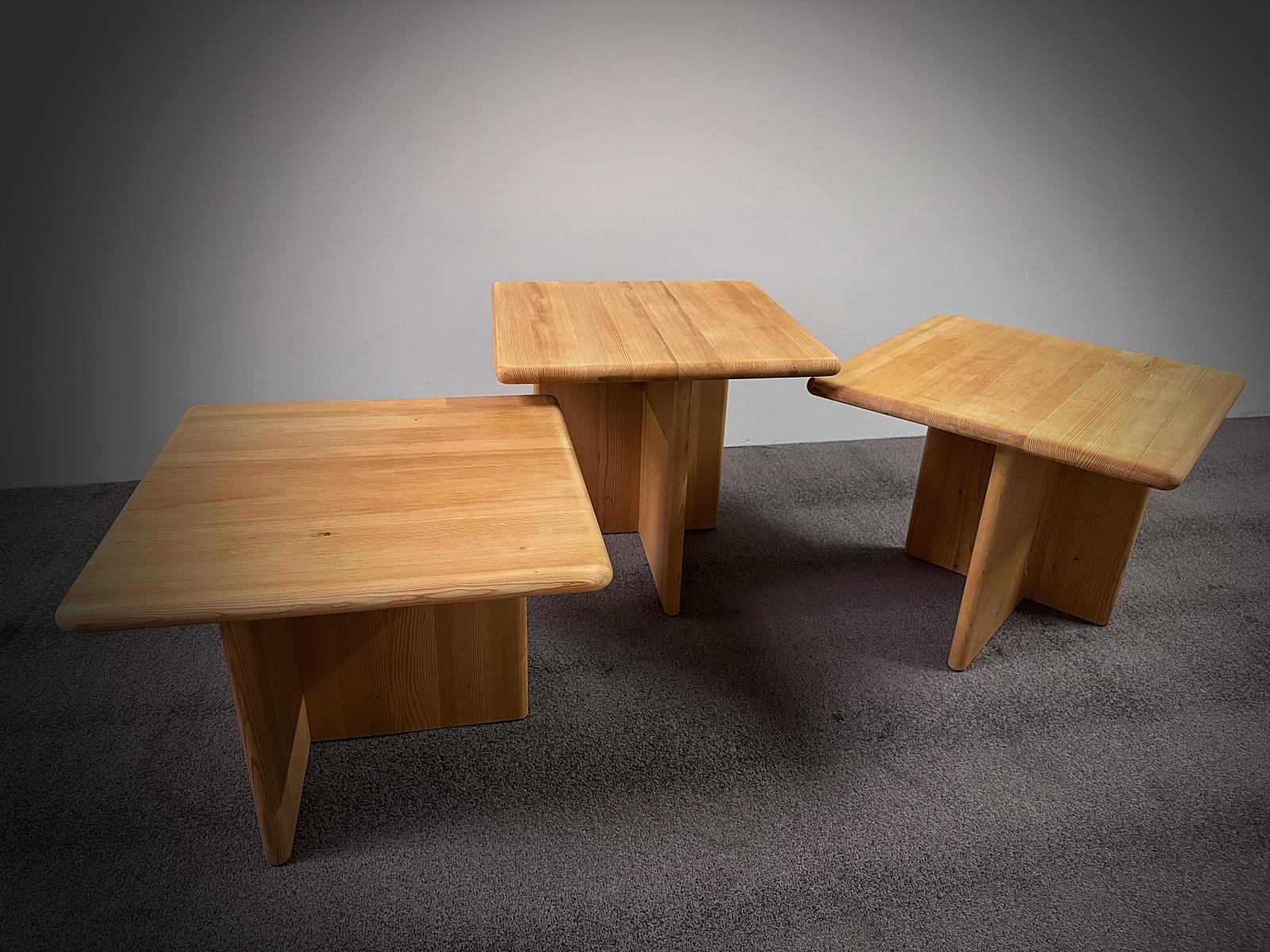 Français Tables basses françaises de style Perriand en pin massif, années 1970, France en vente