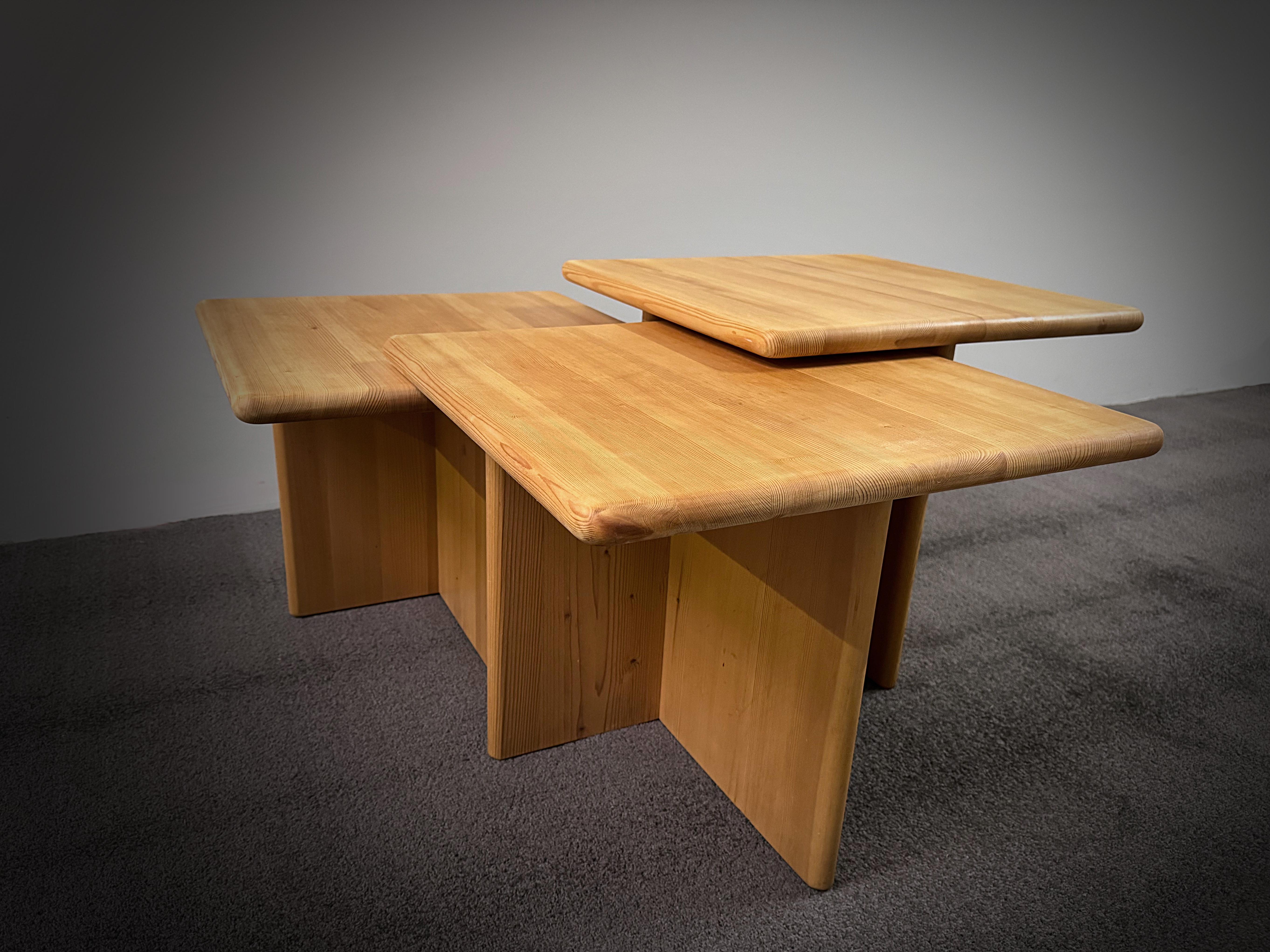 Tables basses françaises de style Perriand en pin massif, années 1970, France en vente 1