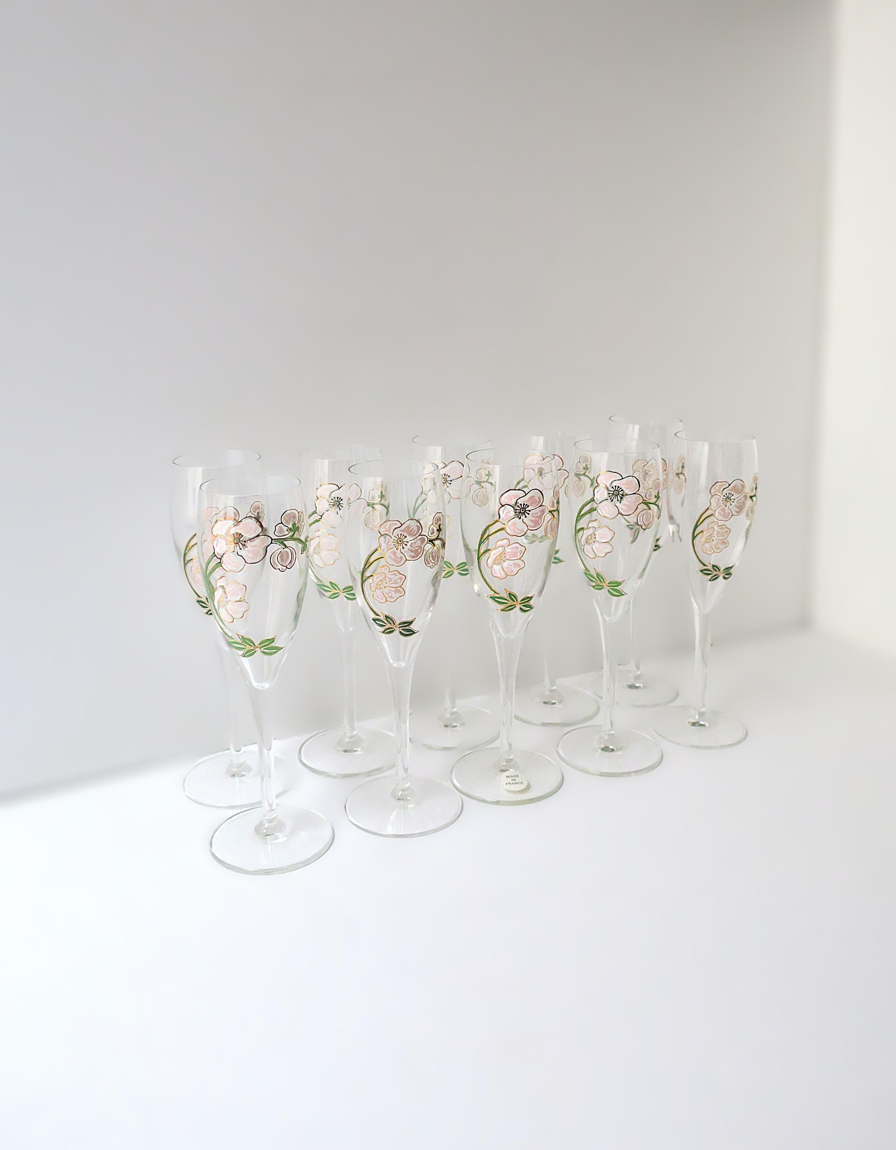 Un bellissimo set di dieci (10) bicchieri flute da champagne vintage di Perrier-Jouet con un iconico motivo floreale in stile Art Nouveau, circa metà o fine del XX secolo, Francia. Questo iconico disegno floreale di fiori di anemone rosa giapponese