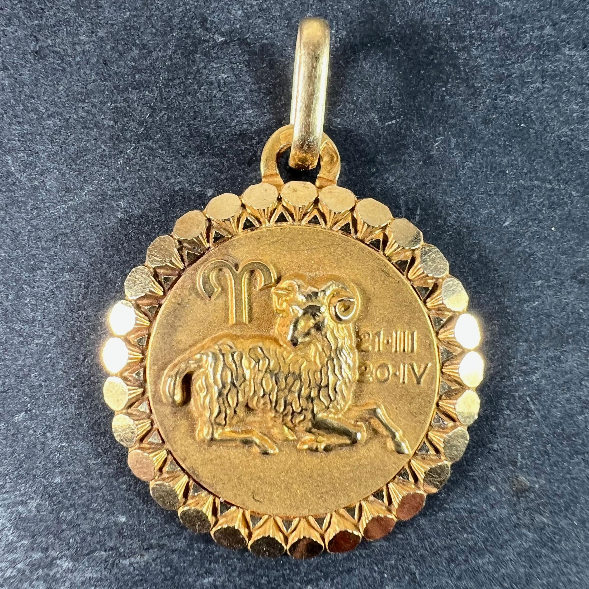 Un ciondolo charme in oro giallo 18 carati (18K) disegnato come il segno zodiacale di Ares, raffigurante un ariete con le date 21 III (marzo) e 20 IV (aprile). Timbrato con il marchio dell'aquila per l'oro a 18 carati e di manifattura francese con