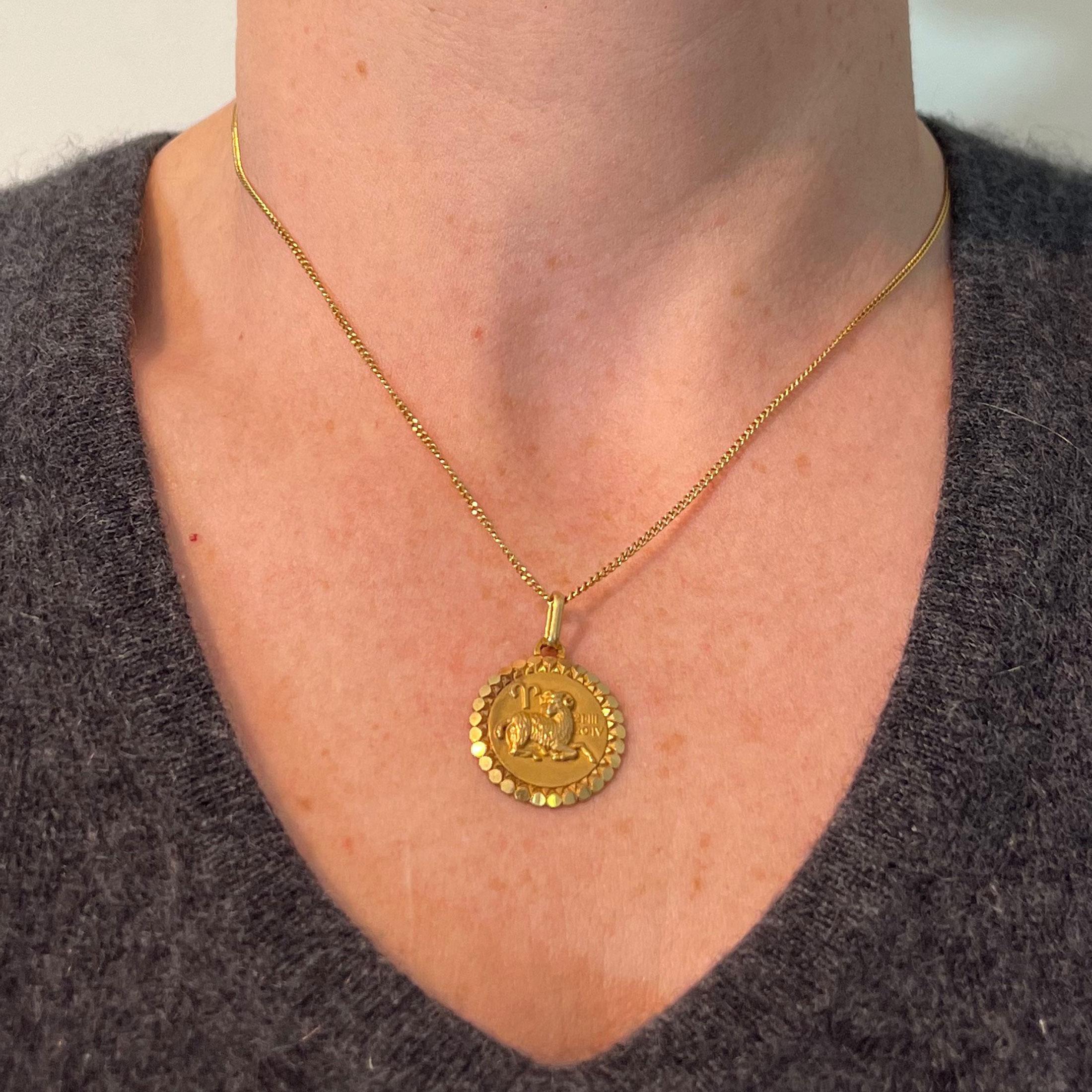 da uomo o donna Ciondolo con charme in oro giallo 18 carati French Perroud Large Ares Zodiac in vendita