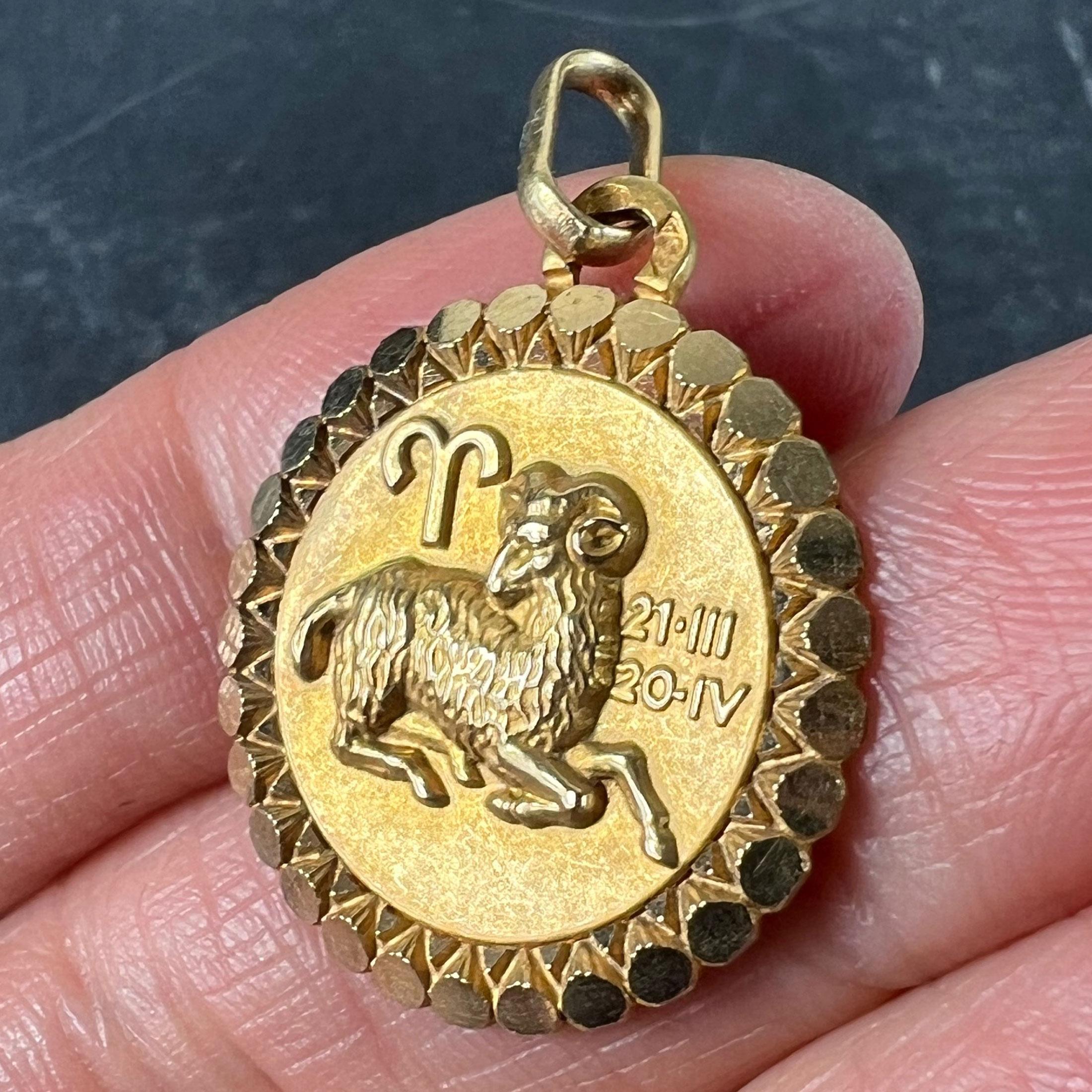Ciondolo con charme in oro giallo 18 carati French Perroud Large Ares Zodiac in vendita 2