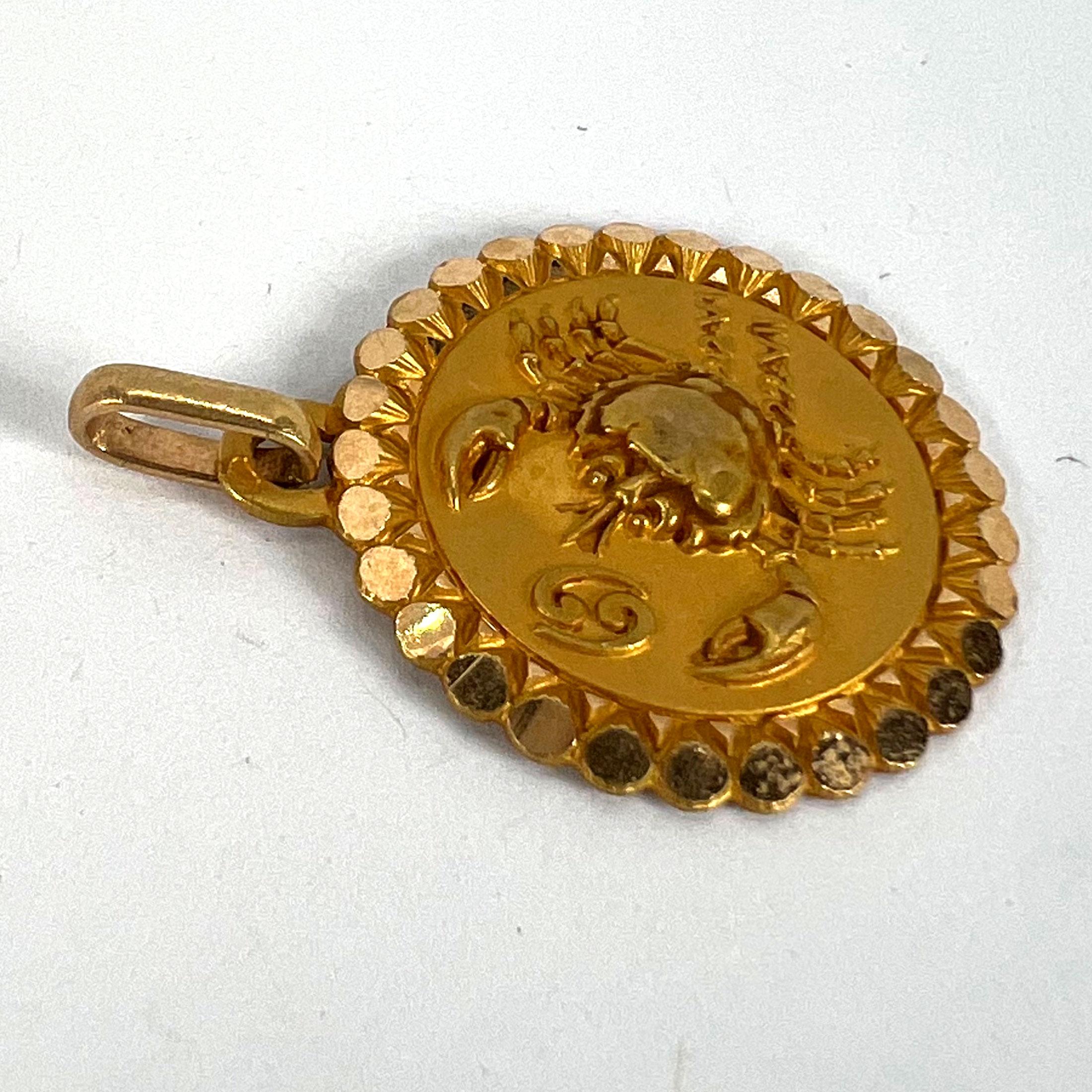 Ciondolo a forma di charme in oro giallo 18 carati French Perroud, grande segno zodiacale del Cancro in vendita 10