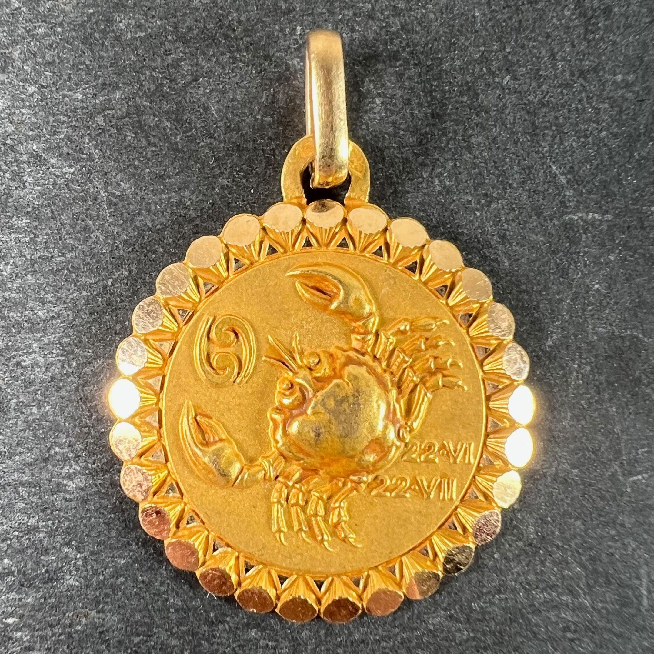 Un ciondolo francese in oro giallo 18 carati (18K) disegnato come il segno zodiacale del Cancro, raffigurante un granchio con le date 22 VI (giugno) e 22 VII (luglio). Timbrato con il marchio dell'aquila per l'oro a 18 carati e di manifattura