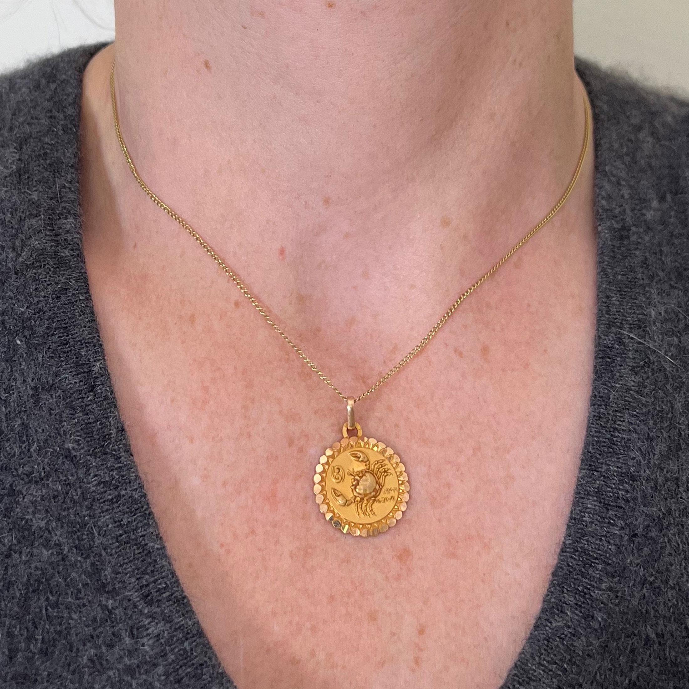 da uomo o donna Ciondolo a forma di charme in oro giallo 18 carati French Perroud, grande segno zodiacale del Cancro in vendita