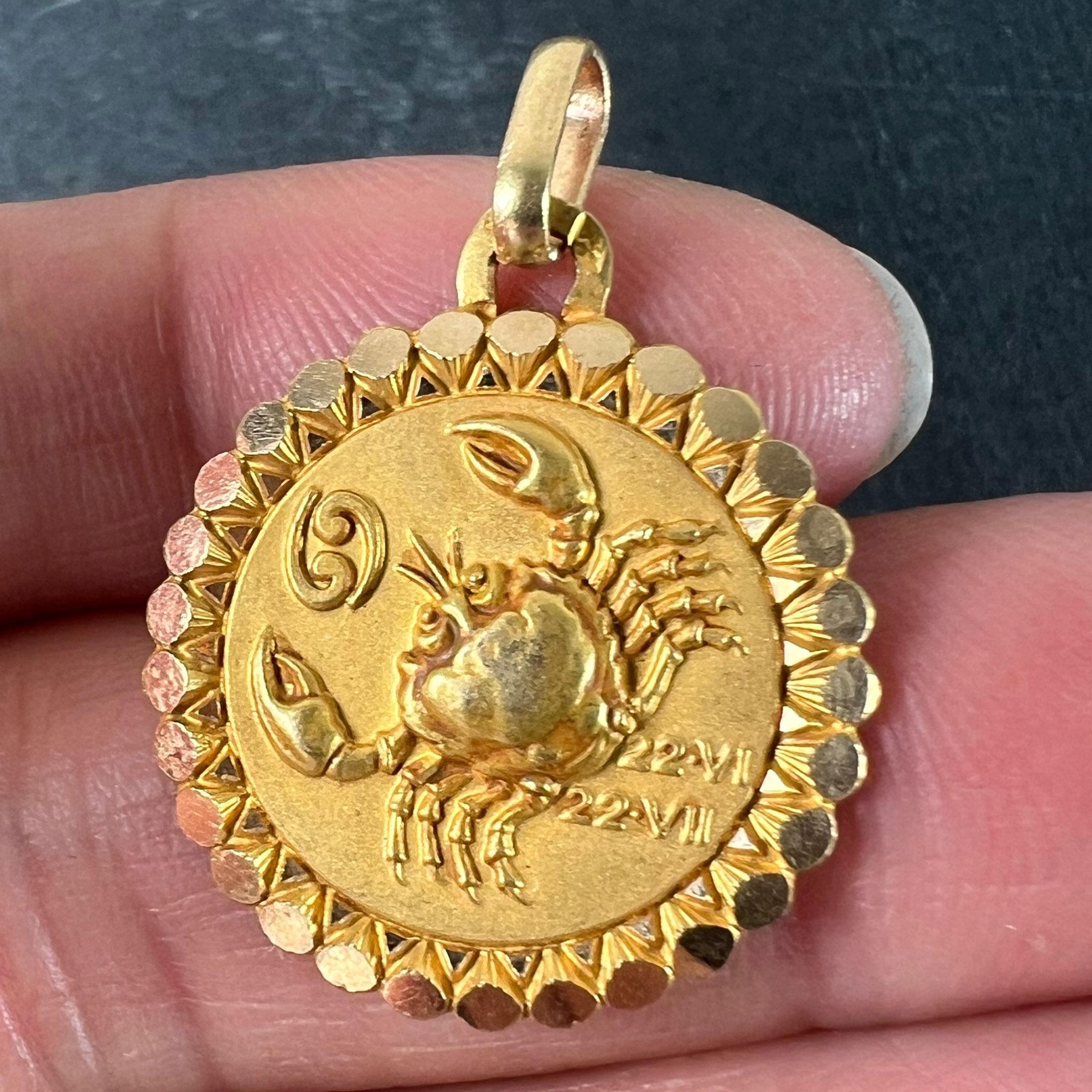 Ciondolo a forma di charme in oro giallo 18 carati French Perroud, grande segno zodiacale del Cancro in vendita 1