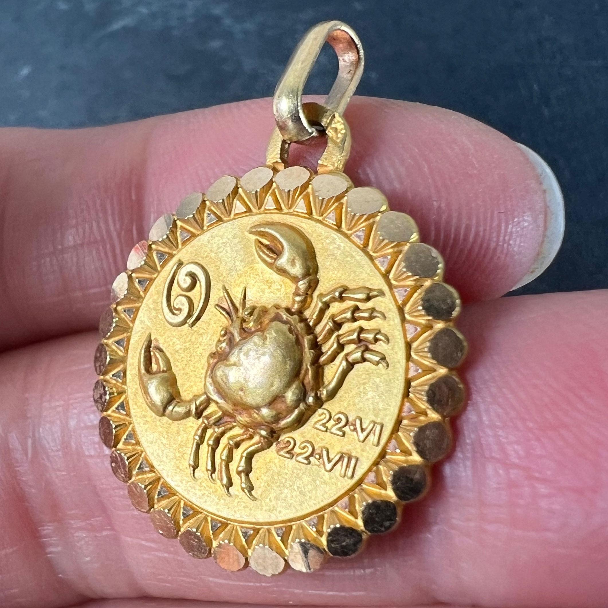 Ciondolo a forma di charme in oro giallo 18 carati French Perroud, grande segno zodiacale del Cancro in vendita 2