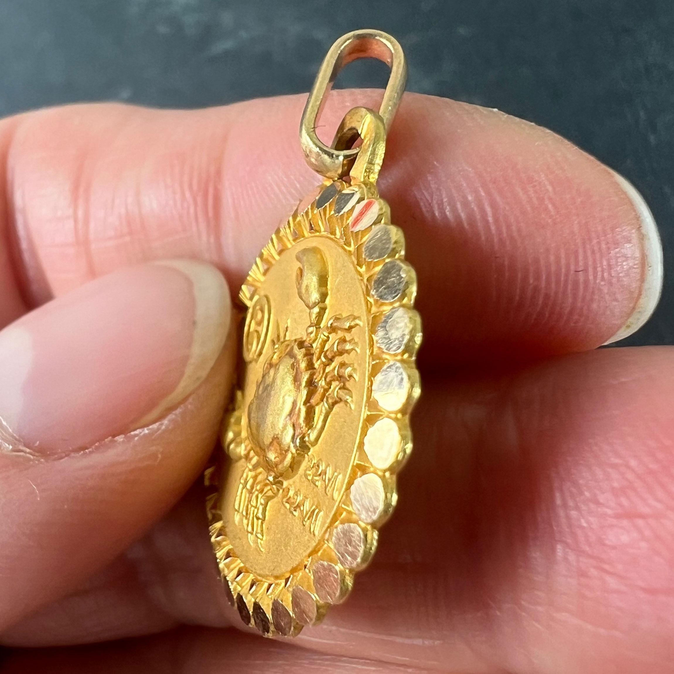 Ciondolo a forma di charme in oro giallo 18 carati French Perroud, grande segno zodiacale del Cancro in vendita 3