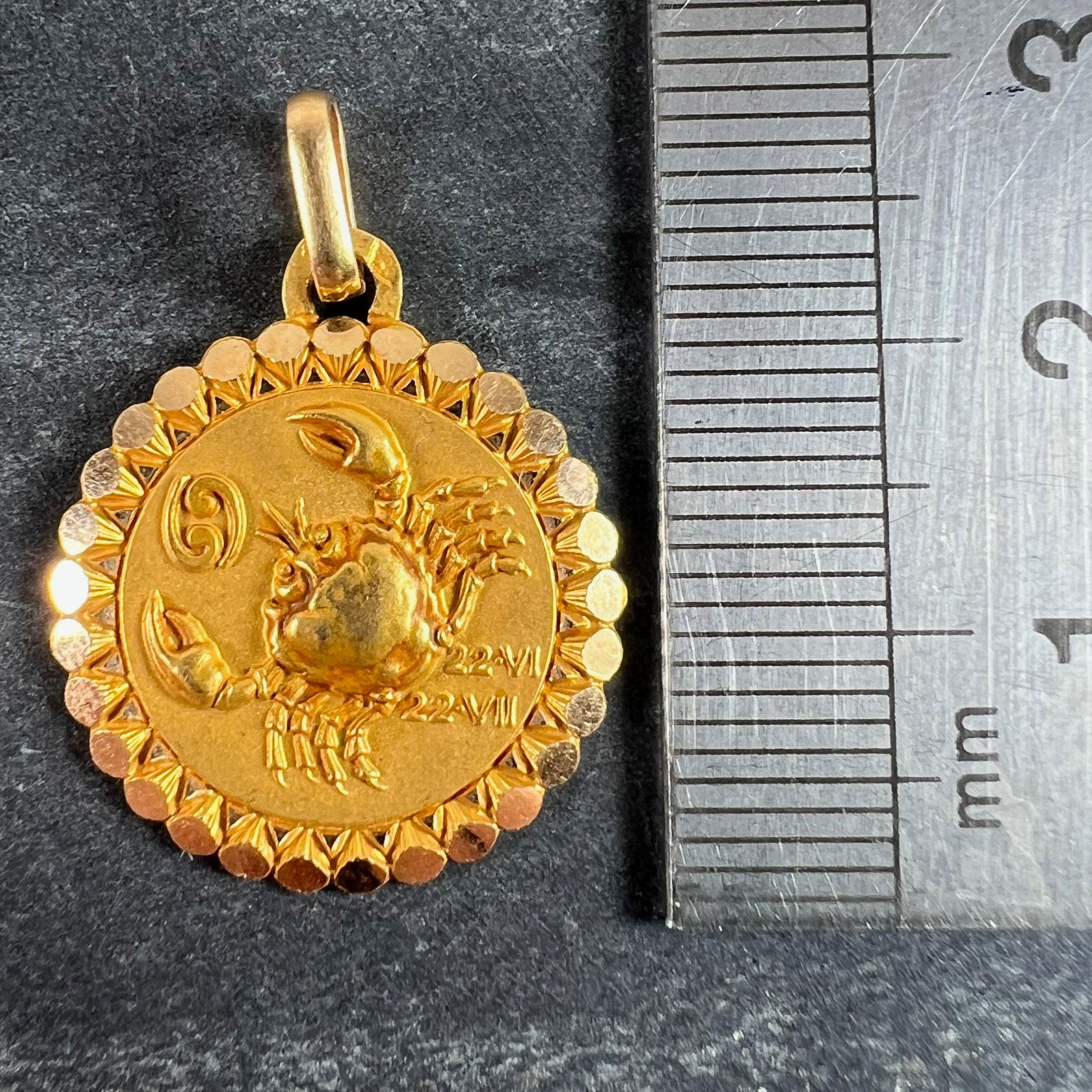 Ciondolo a forma di charme in oro giallo 18 carati French Perroud, grande segno zodiacale del Cancro in vendita 5
