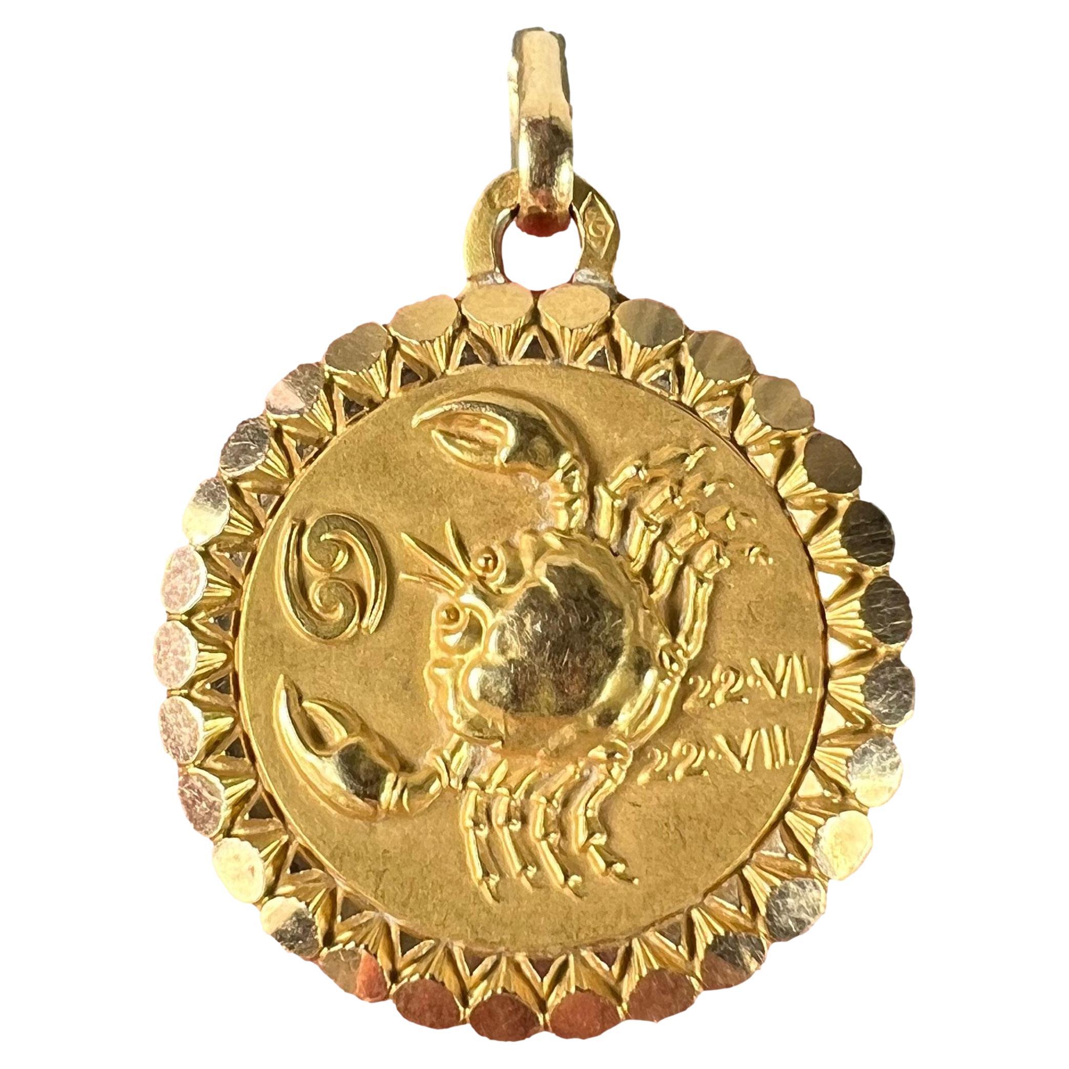 Colgante de oro amarillo de 18 quilates con el signo del zodiaco Cáncer grande de French Perroud