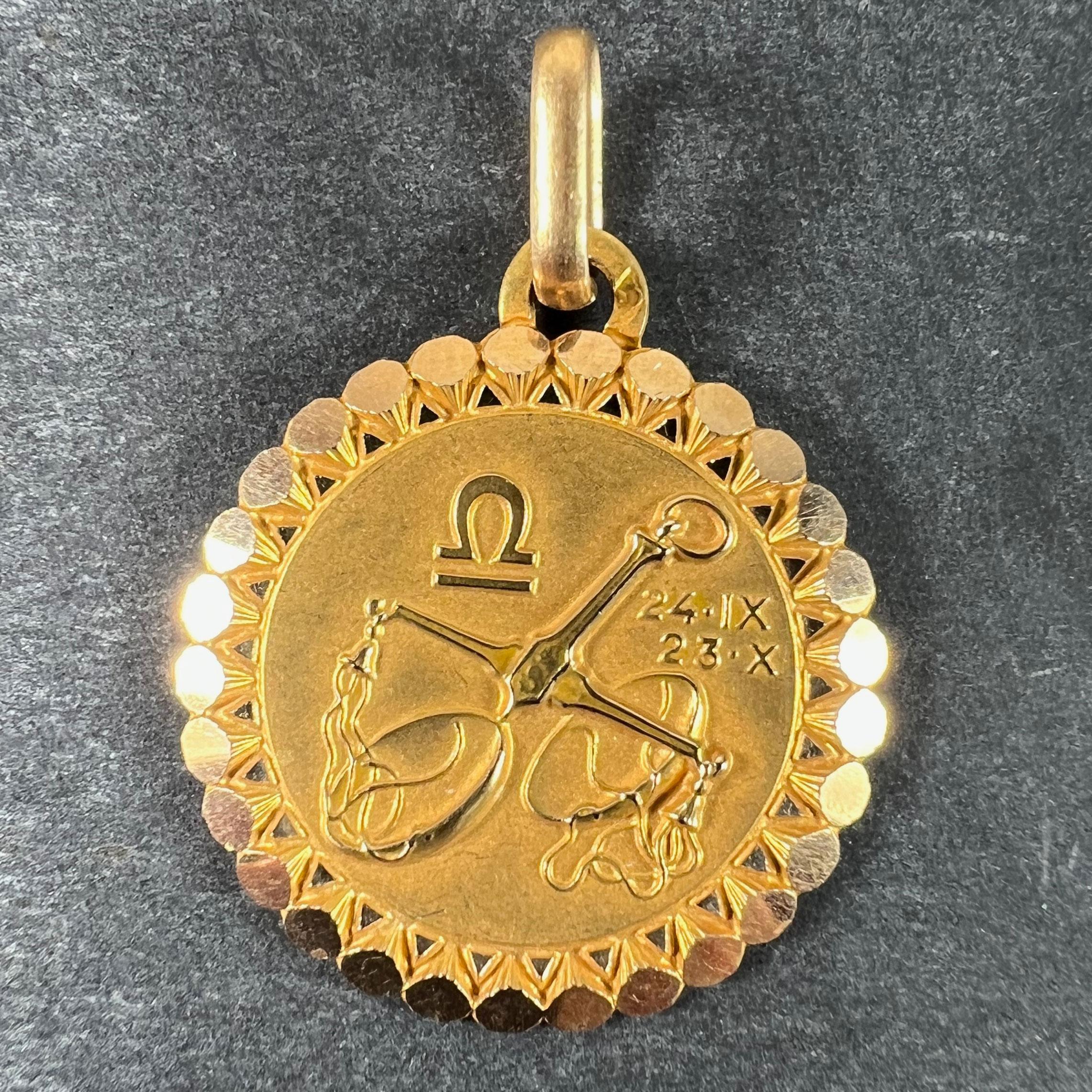Pendentif à breloques en or jaune 18 carats (18K) conçu comme le signe Zodiacal de la Balance, représentant une paire de balances avec les dates 24 IX (septembre) et 23 X (octobre). Estampillé de la marque de l'aigle pour l'or 18 carats et de la