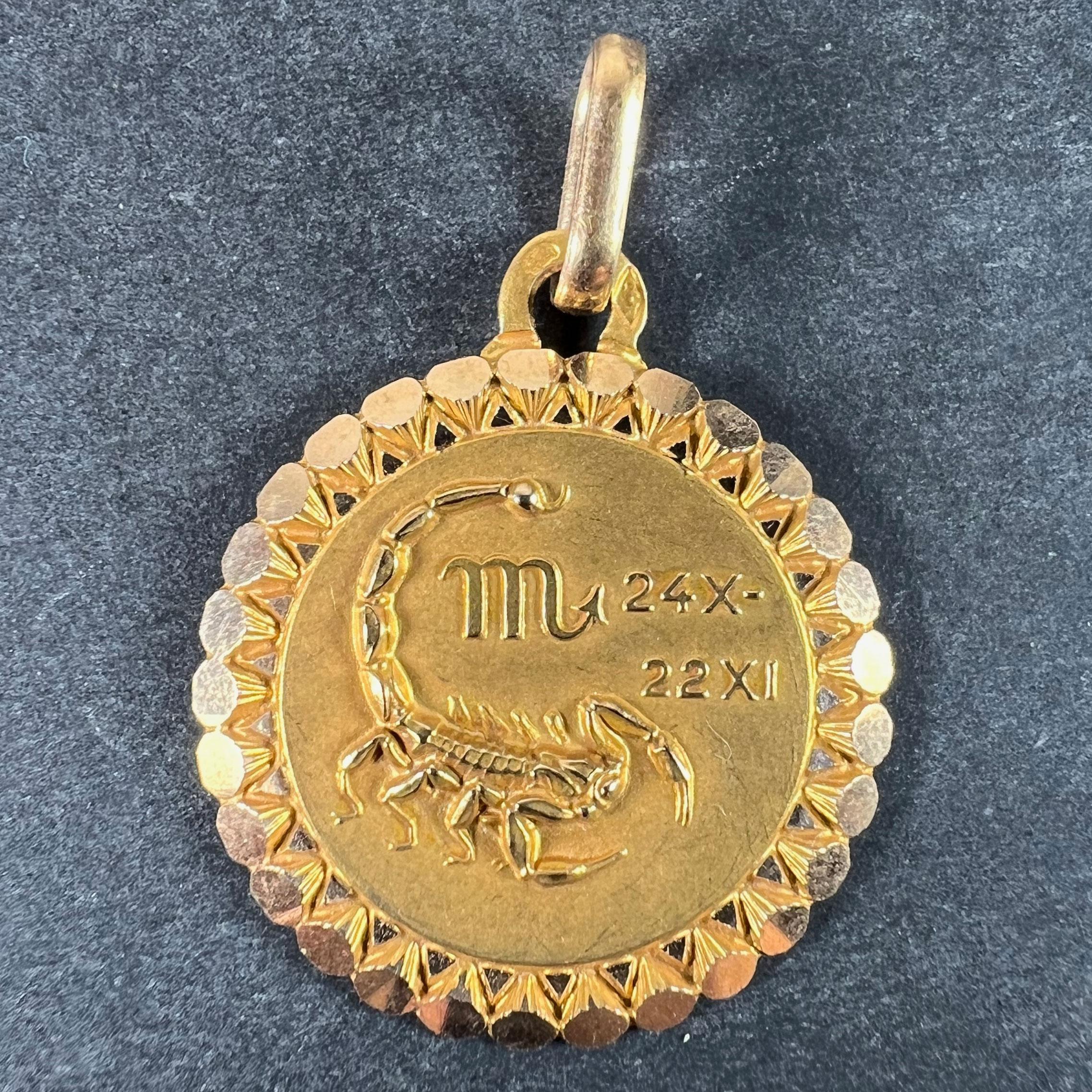 Pendentif à breloques en or jaune 18 carats (18K) conçu comme le signe zodiacal du Scorpion, représentant un scorpion avec les dates 24 X (octobre) et 22 XI (novembre). Estampillé de la marque de l'aigle pour l'or 18 carats et de la marque de