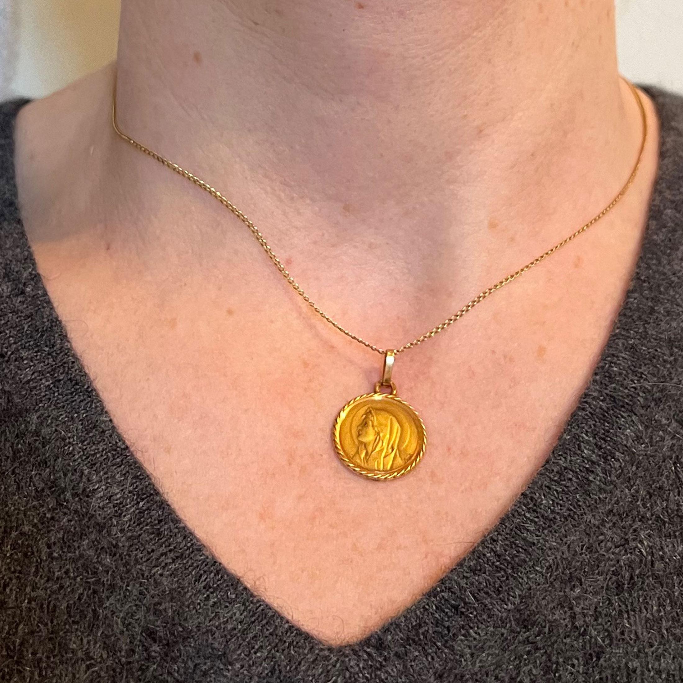 Perroud Pagdi Pendentif français en or jaune 18 carats avec médaille de la Vierge Marie Unisexe en vente