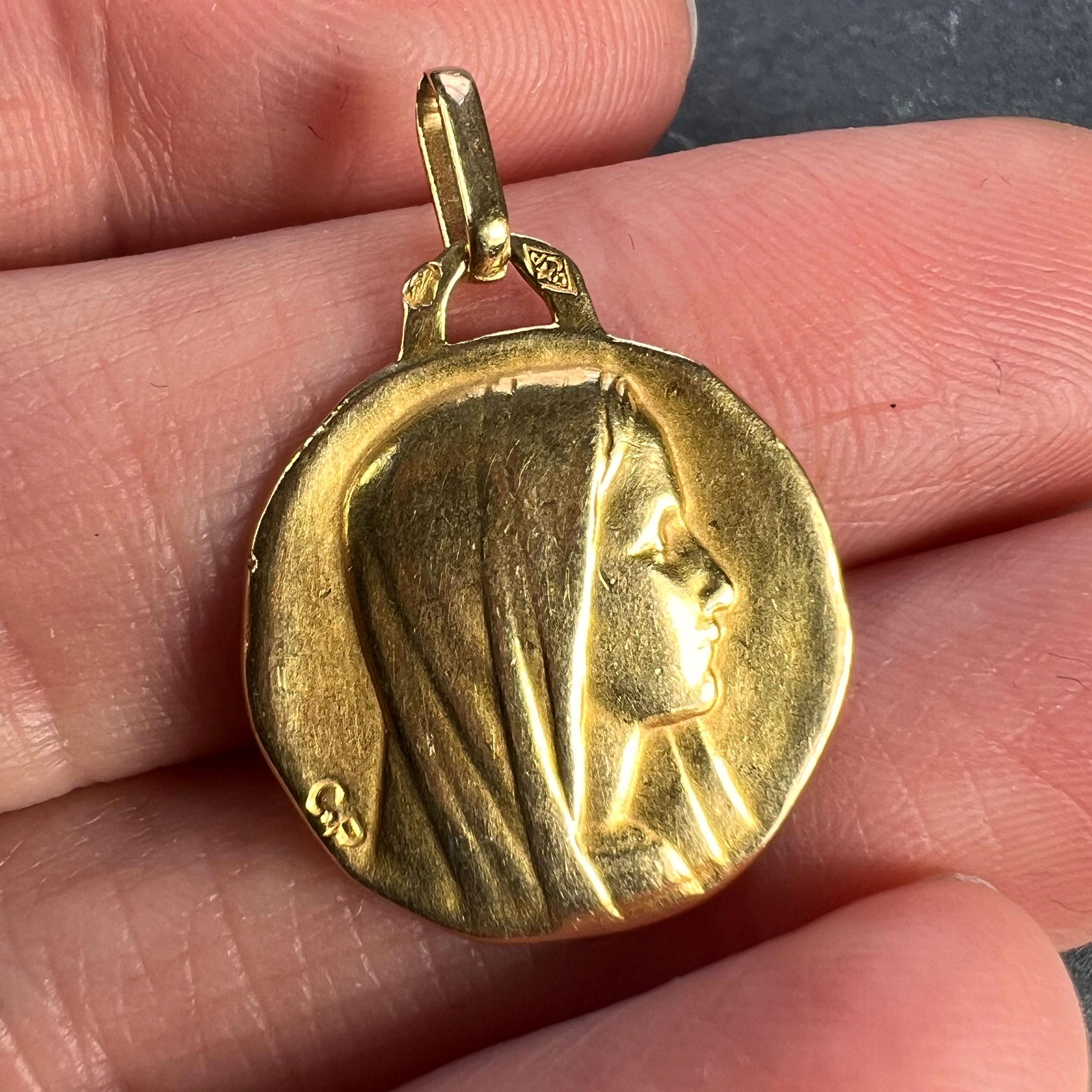 Pendentif breloque française Perroud Virgin Mary en or jaune 18 carats  Unisexe en vente