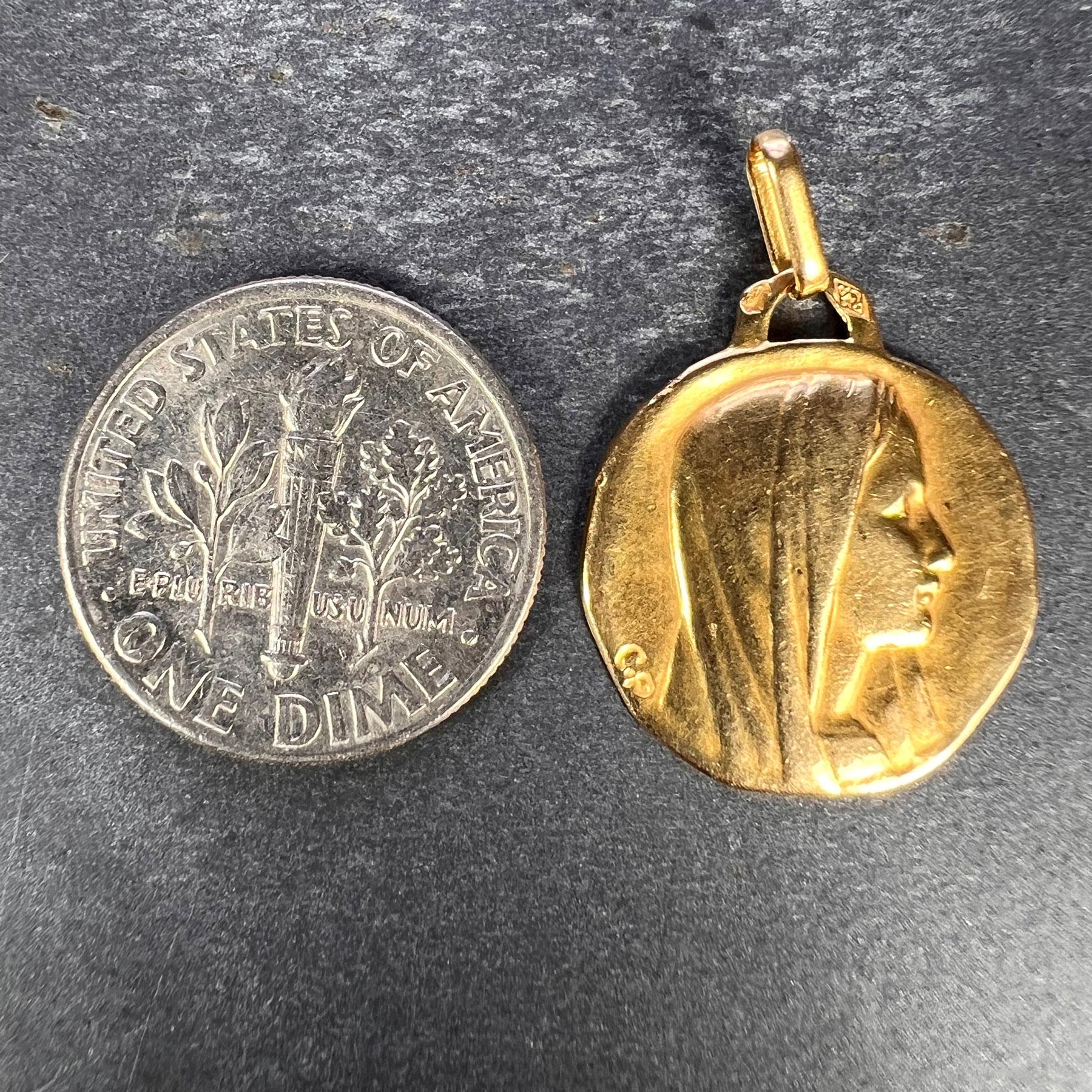 Pendentif breloque française Perroud Virgin Mary en or jaune 18 carats  en vente 4