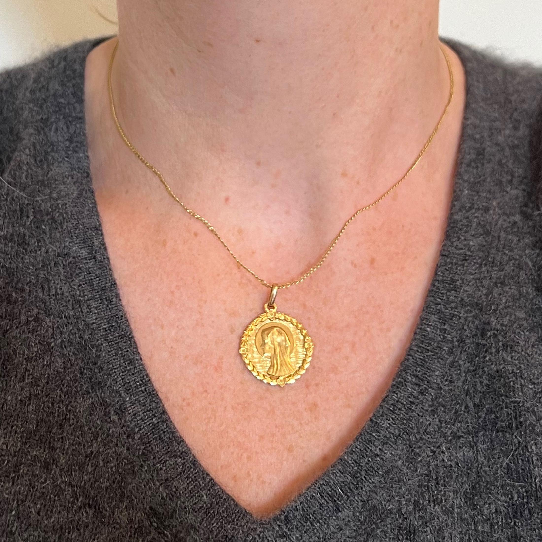 Französisch Perroud Jungfrau Maria Blumen Blätter Kranz 18K Gelb Gold Medal Charme Stift für Damen oder Herren im Angebot