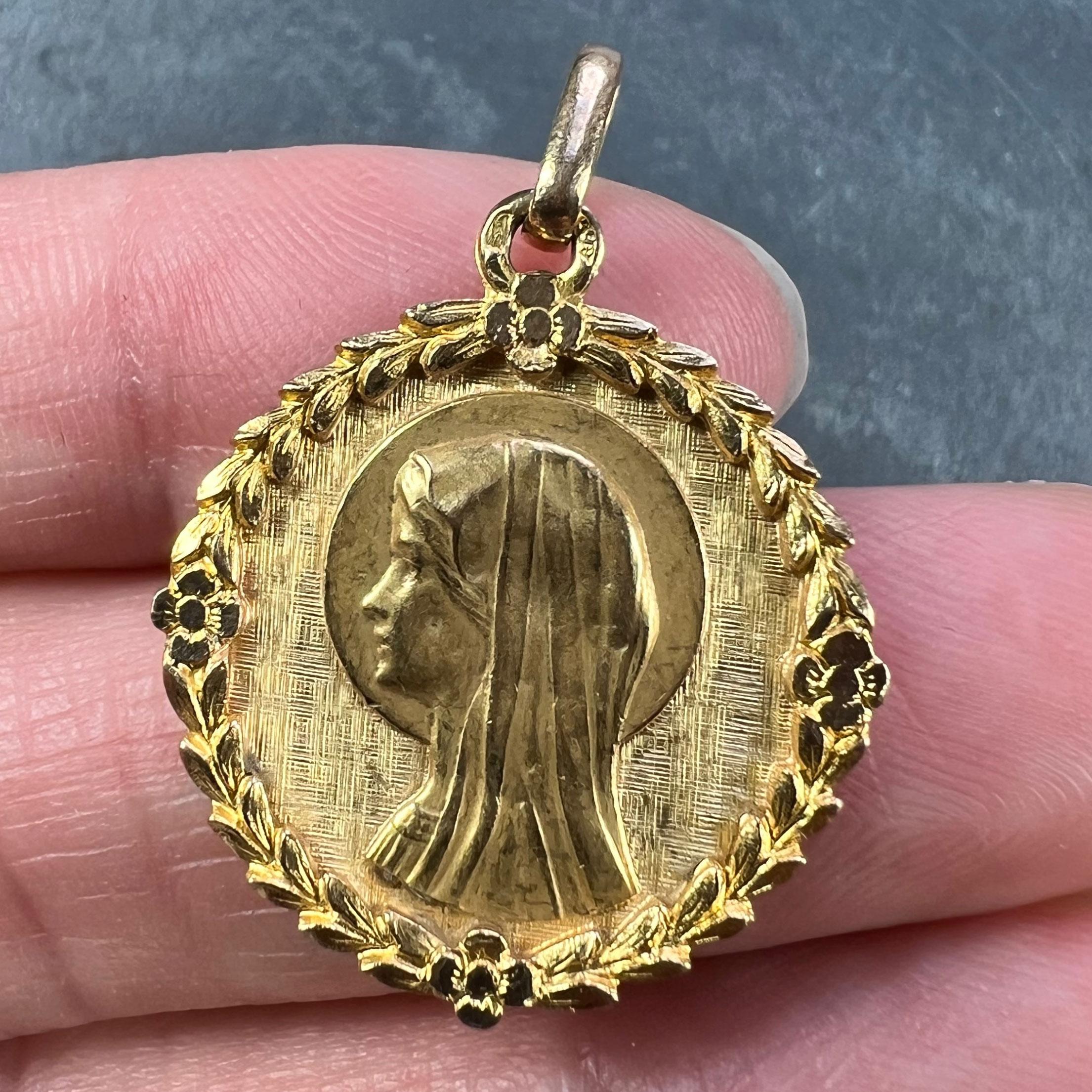 Französisch Perroud Jungfrau Maria Blumen Blätter Kranz 18K Gelb Gold Medal Charme Stift im Angebot 1