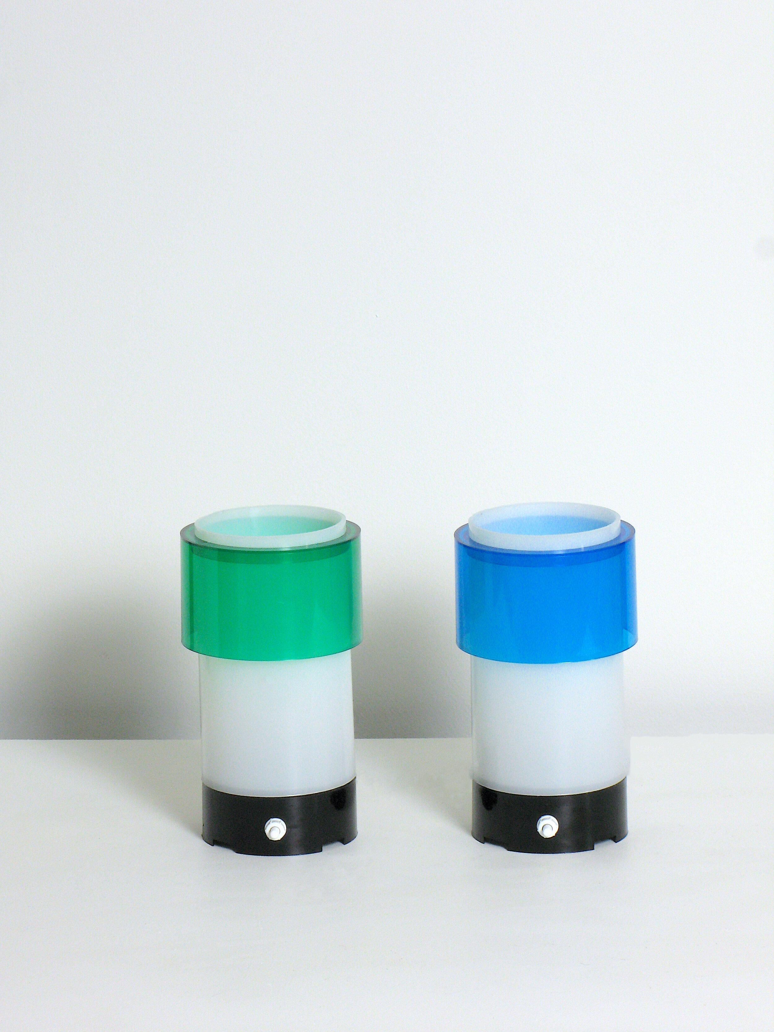 Französische Plexiglaslampen. Farbige Plexiglasschirme auf schwarzem, geformtem Kunststoffsockel. 40 Watt E-14 (europäische Glühbirne) oder höher, wenn LED/CFL.

Kleinere Kratzer, Schrammen und / oder Patinierung als weitgehend in den Fotos zu sehen