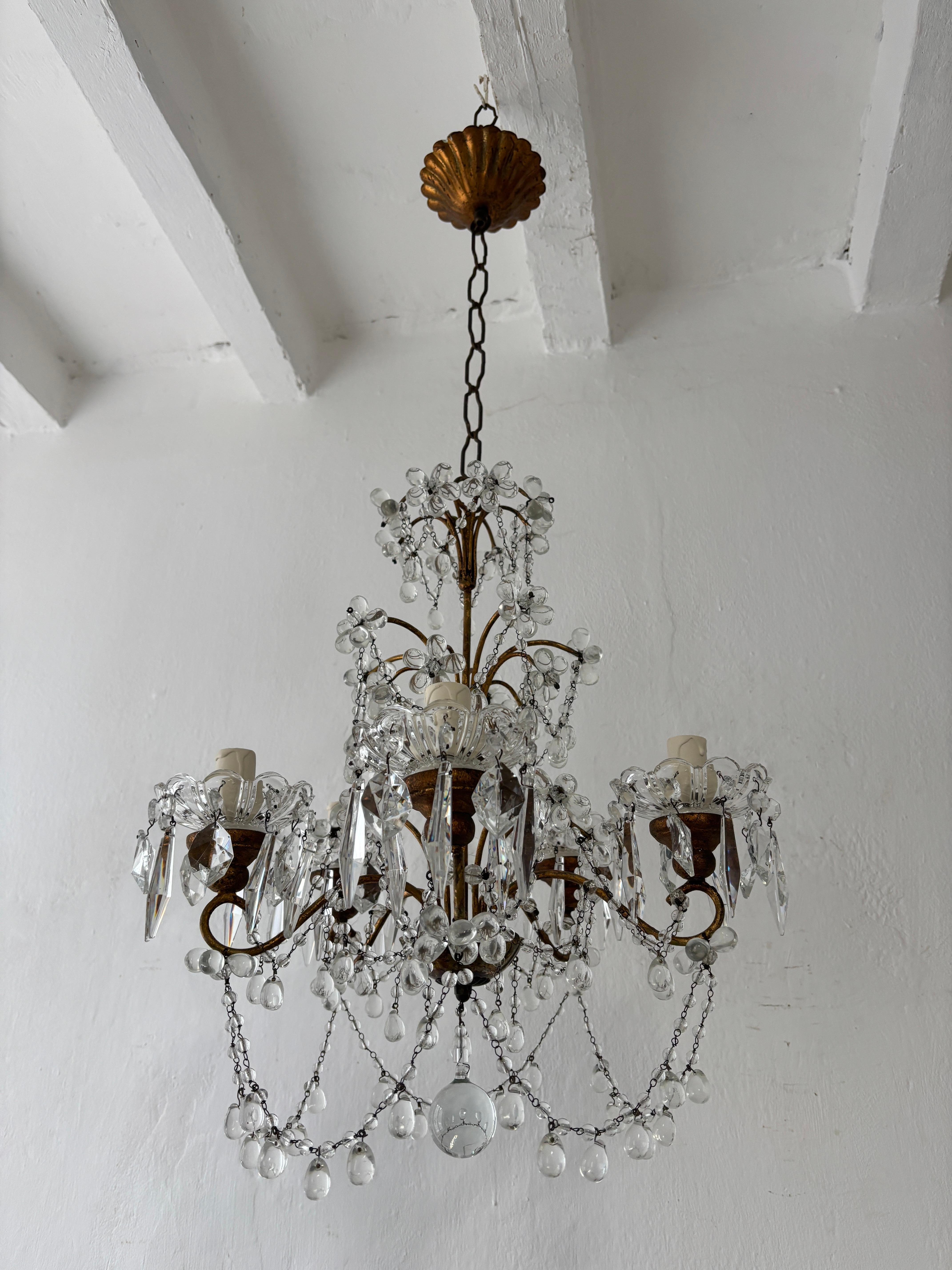 Le câblage sera entièrement refait avec des prises certifiées UL pour les États-Unis et des prises appropriées pour tous les autres pays.  Elle abrite cinq lampes, placées dans des bobèches de cristal, et des prismes de cristal vintage de forme rare