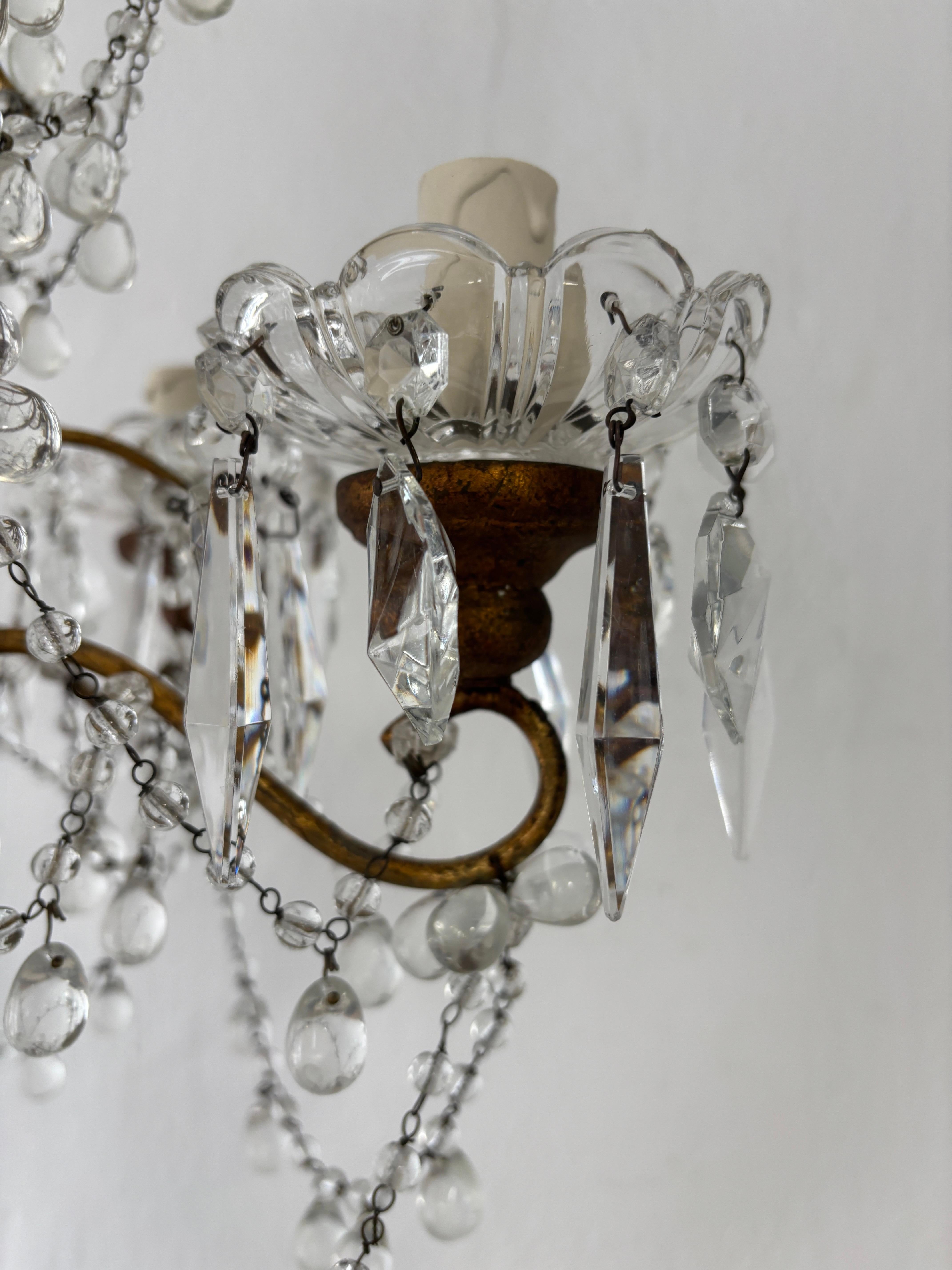 Début du 20ème siècle Lustre français en forme de petites gouttes de Murano avec fleurs et guirlandes, circa 1920 en vente
