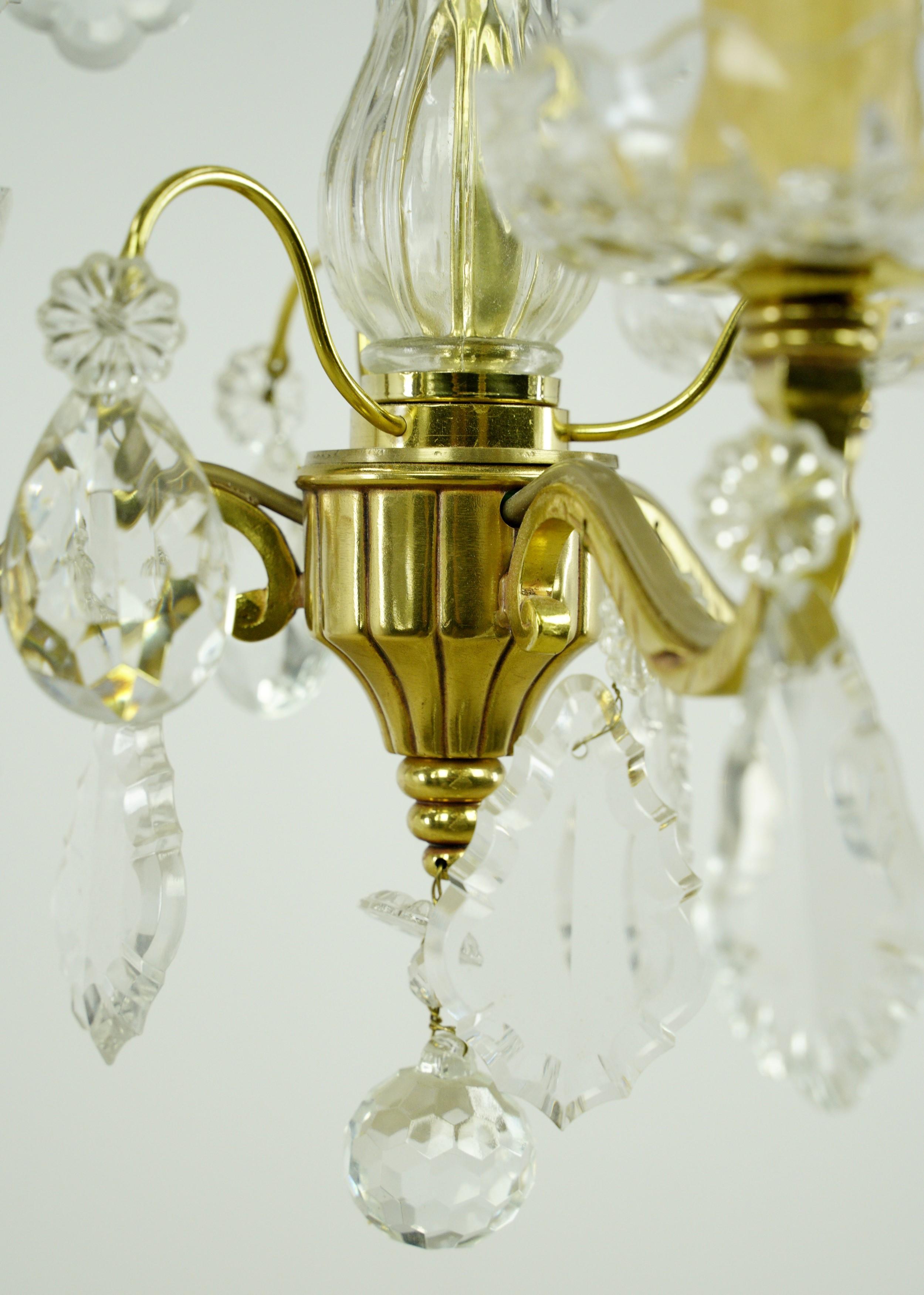 20ième siècle Petit lustre français à 3 bras en cristal et laiton en vente