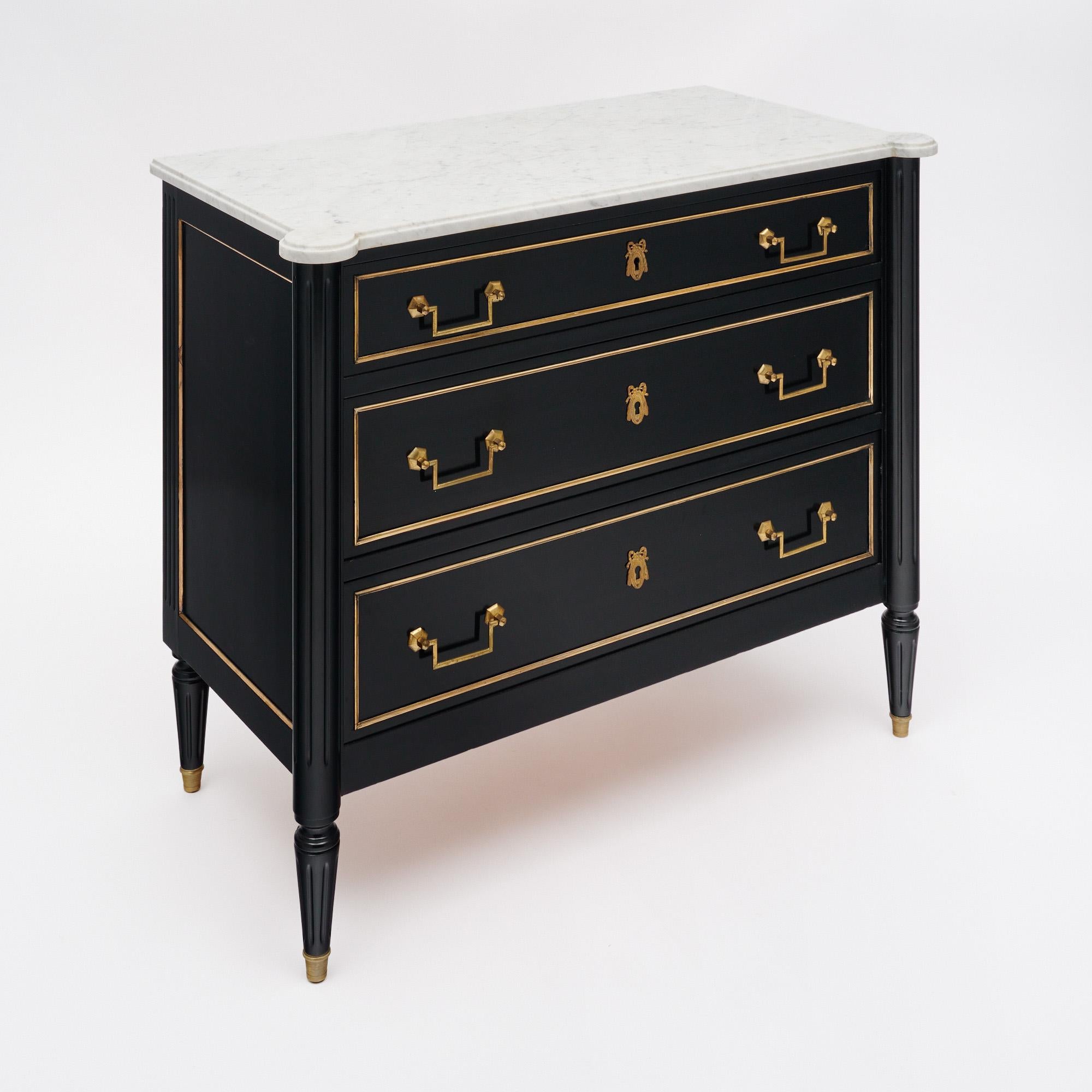 Louis XVI Petite commode française avec dessus en marbre en vente