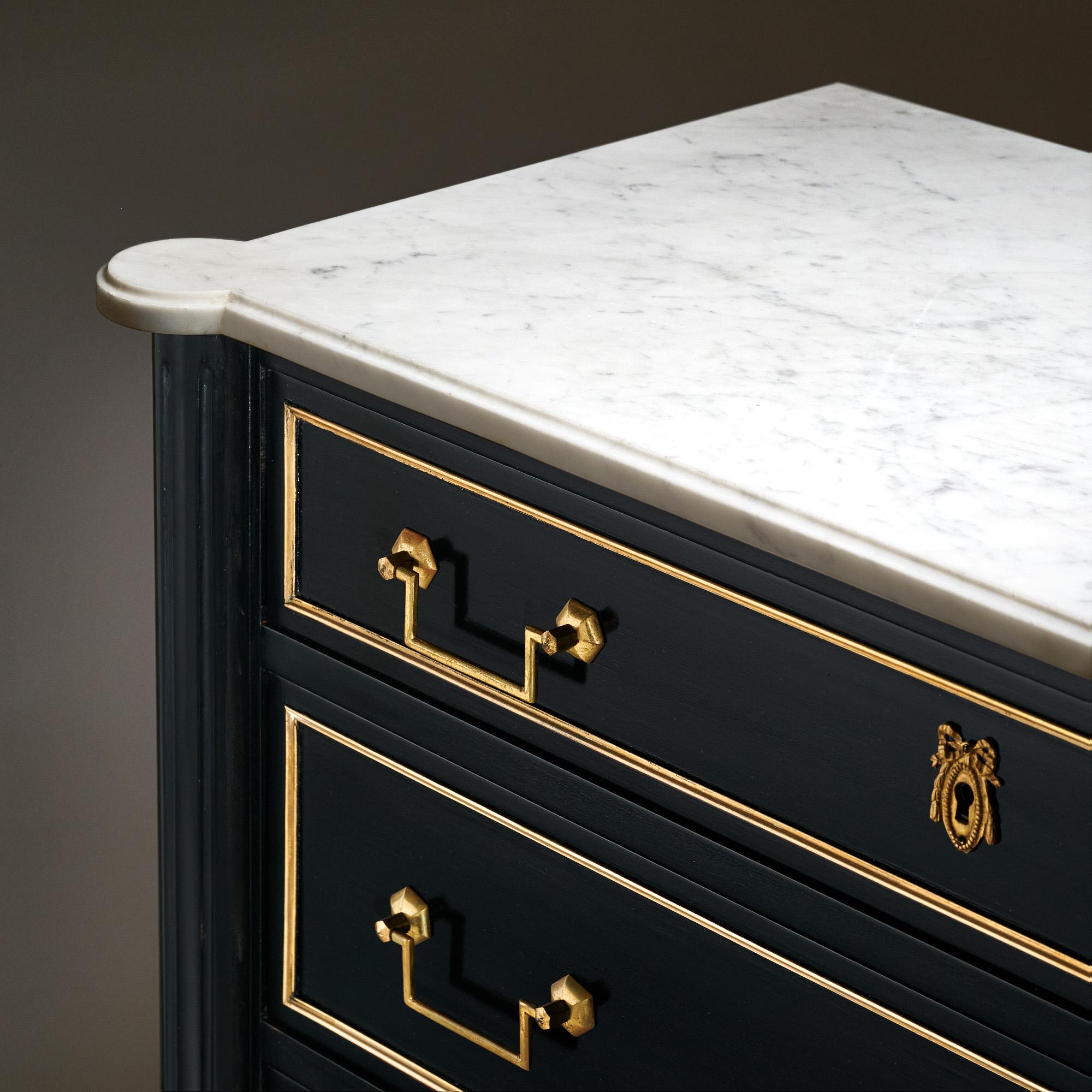 Français Petite commode française avec dessus en marbre en vente