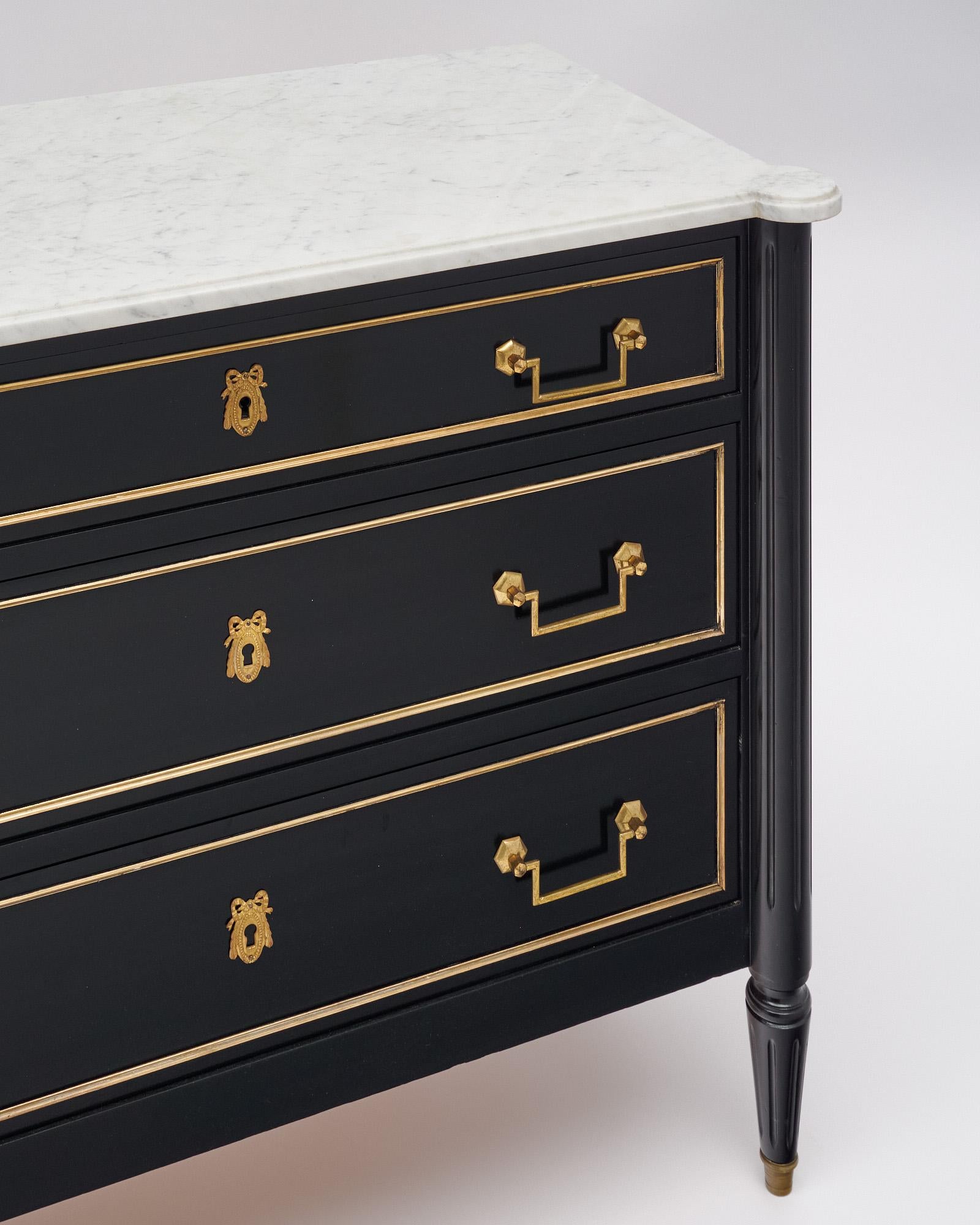 Ébénisé Petite commode française avec dessus en marbre en vente