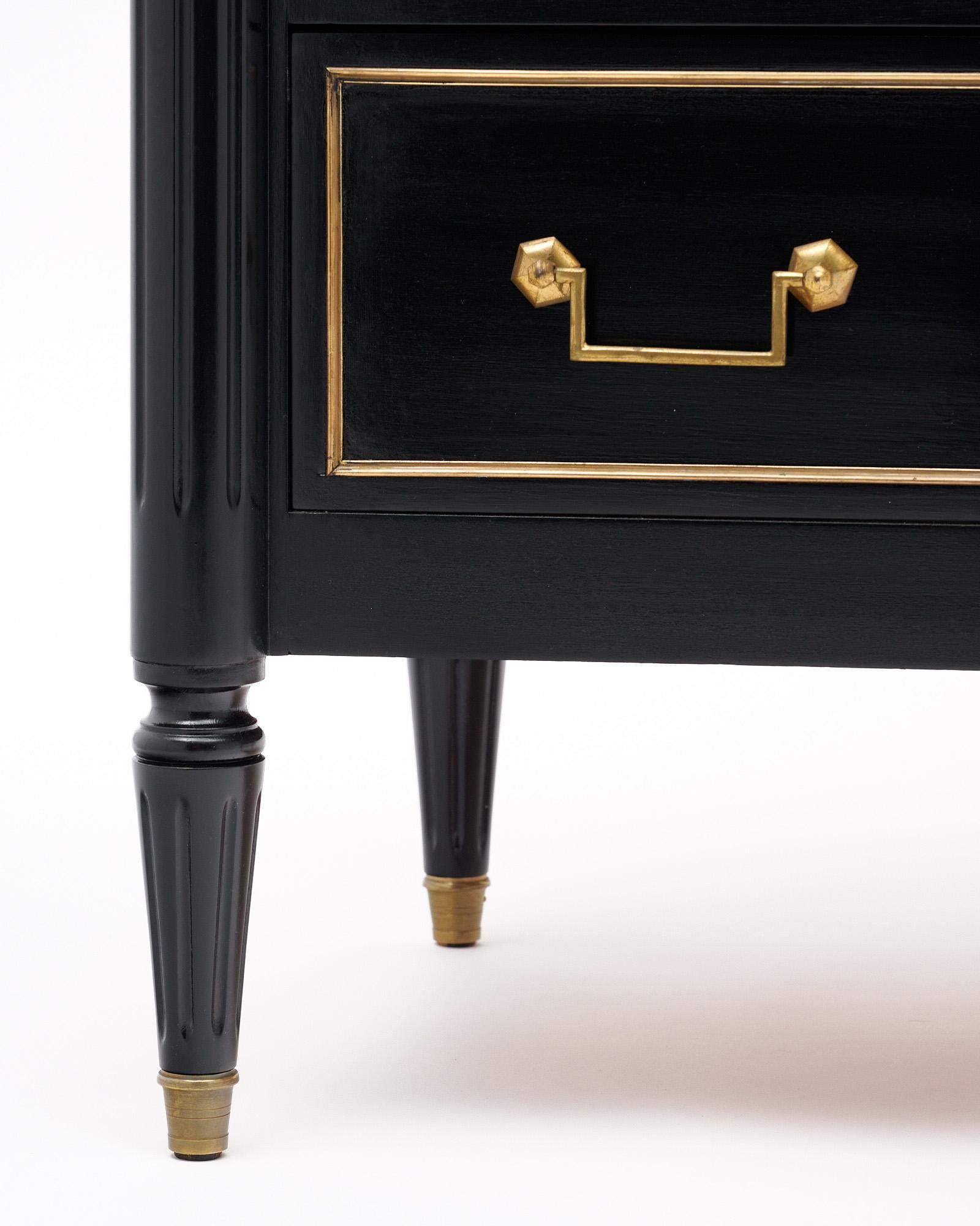 Petite commode française avec dessus en marbre Bon état - En vente à Austin, TX