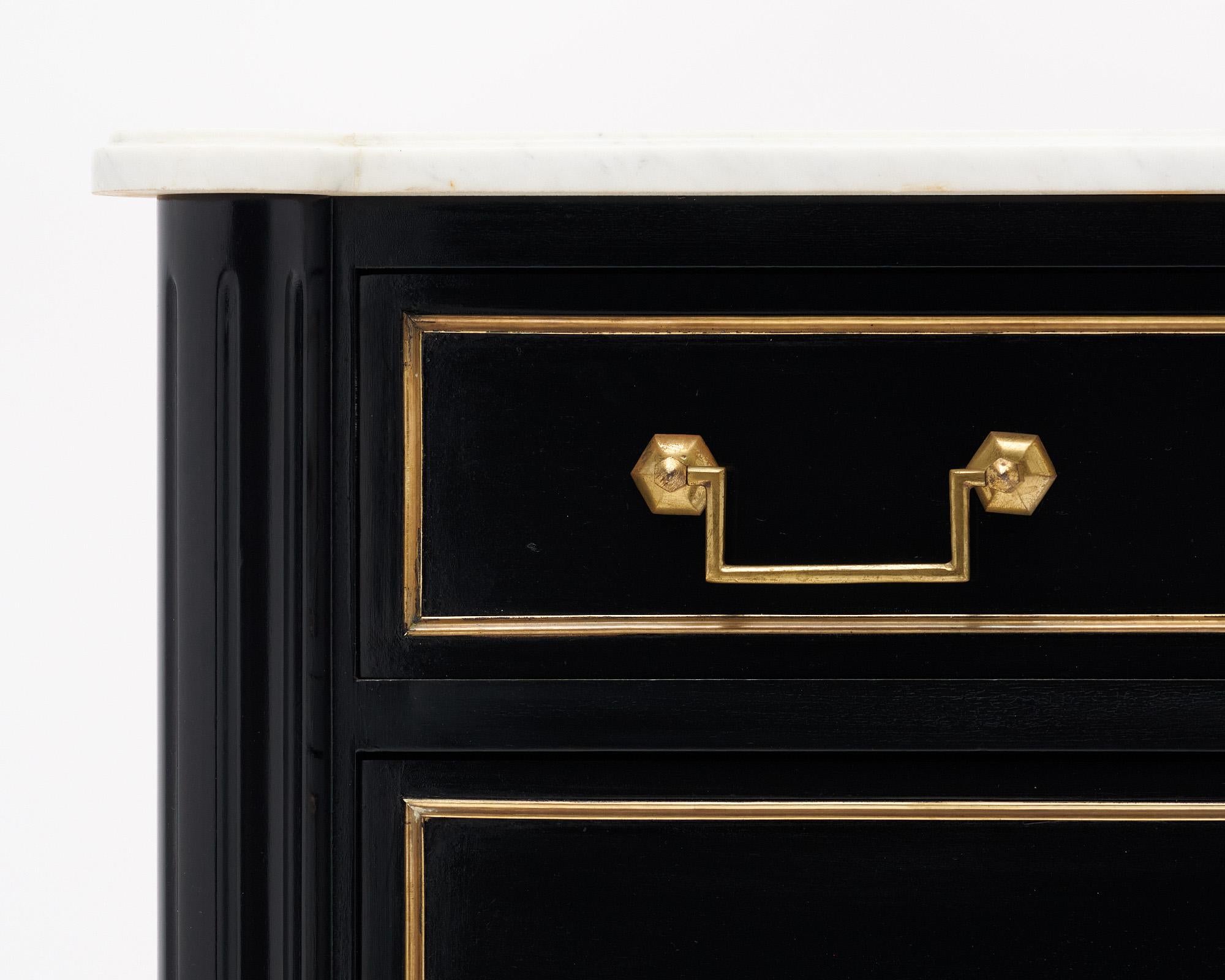 Milieu du XXe siècle Petite commode française avec dessus en marbre en vente