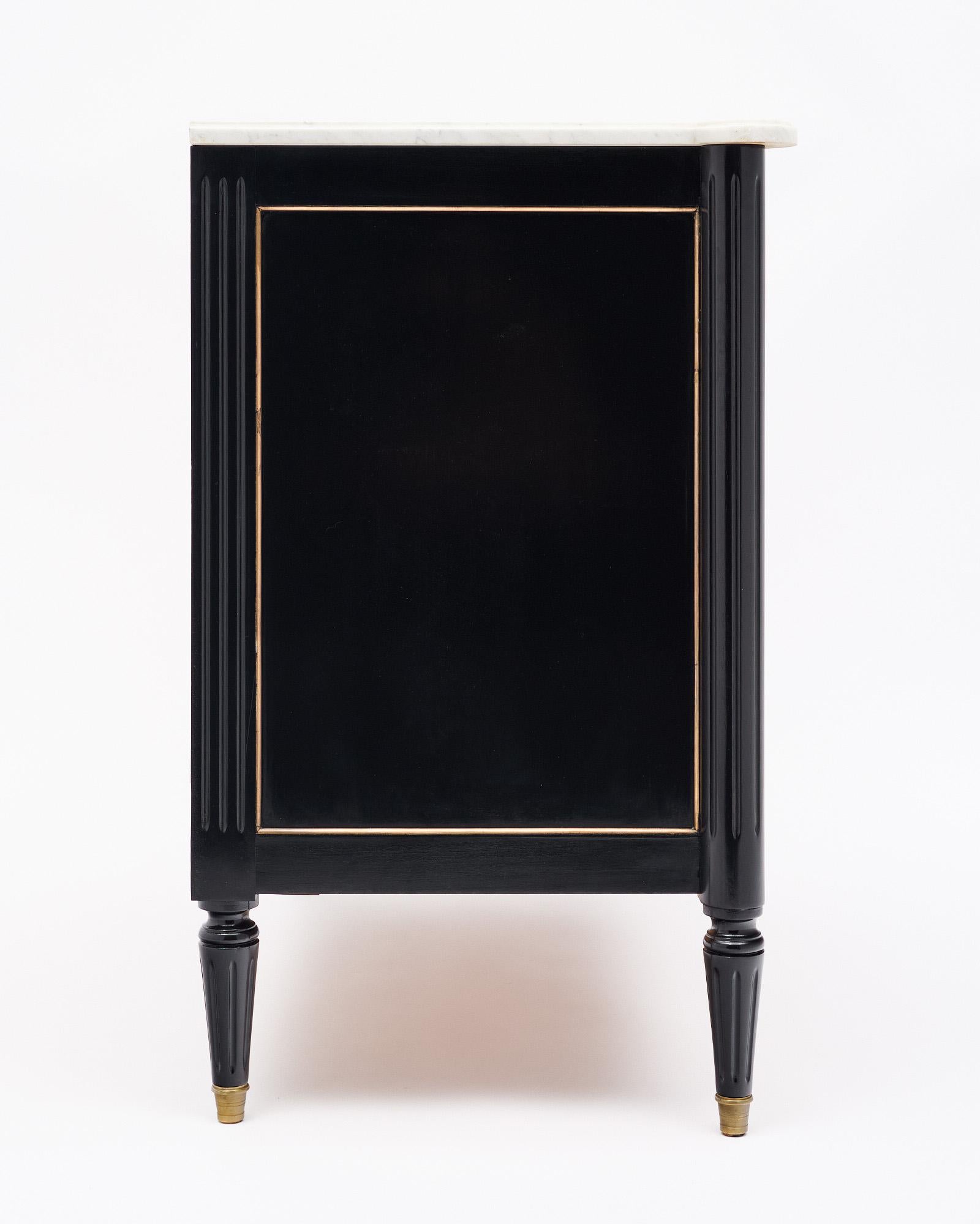 Laiton Petite commode française avec dessus en marbre en vente