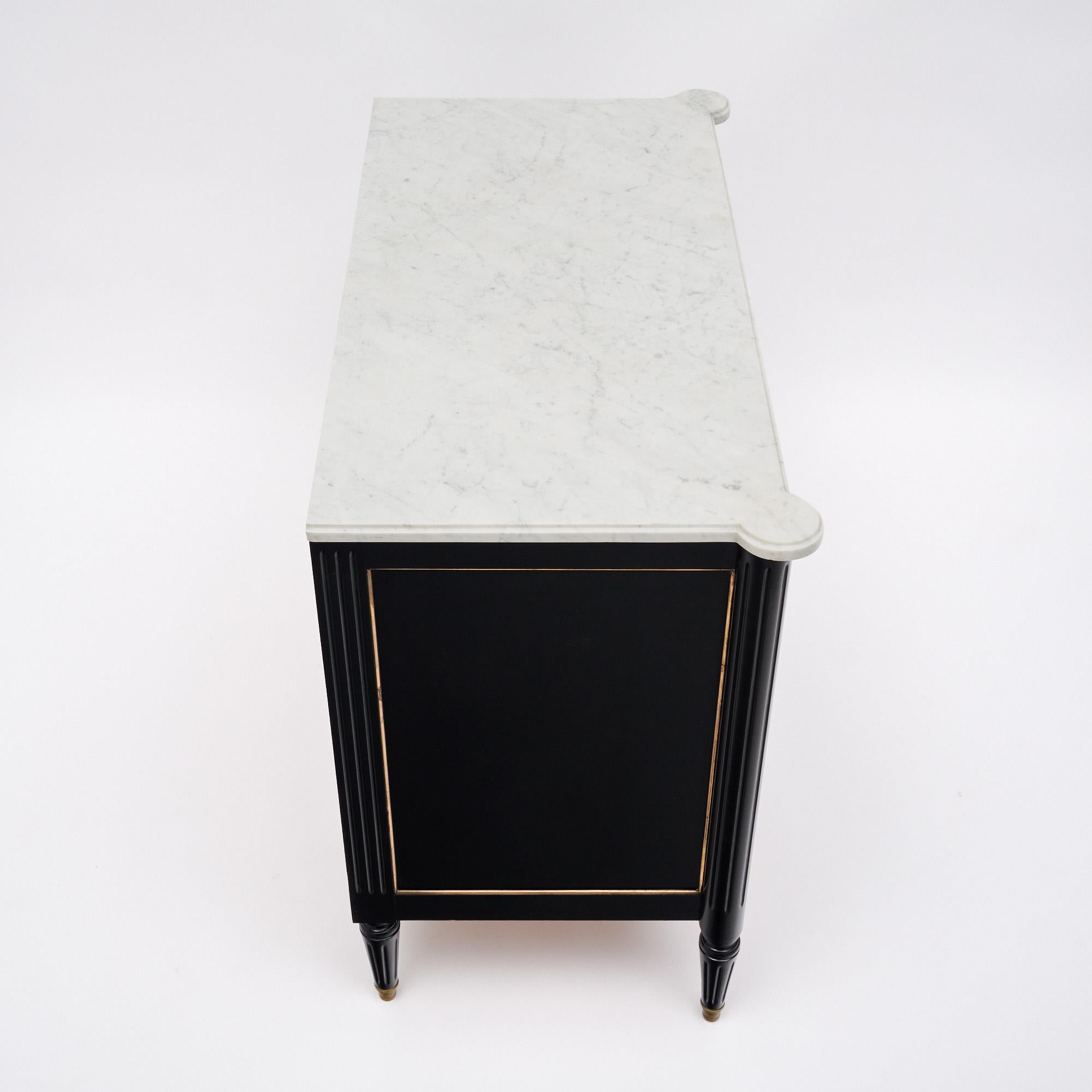Petite commode française avec dessus en marbre en vente 1