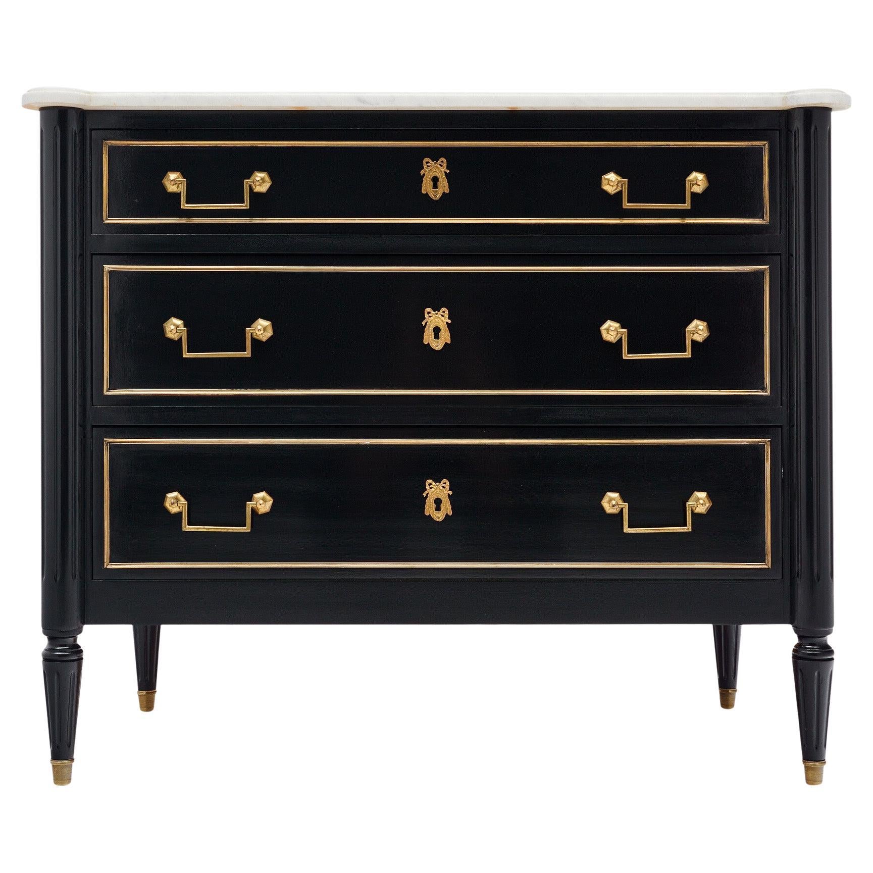 Petite commode française avec dessus en marbre en vente