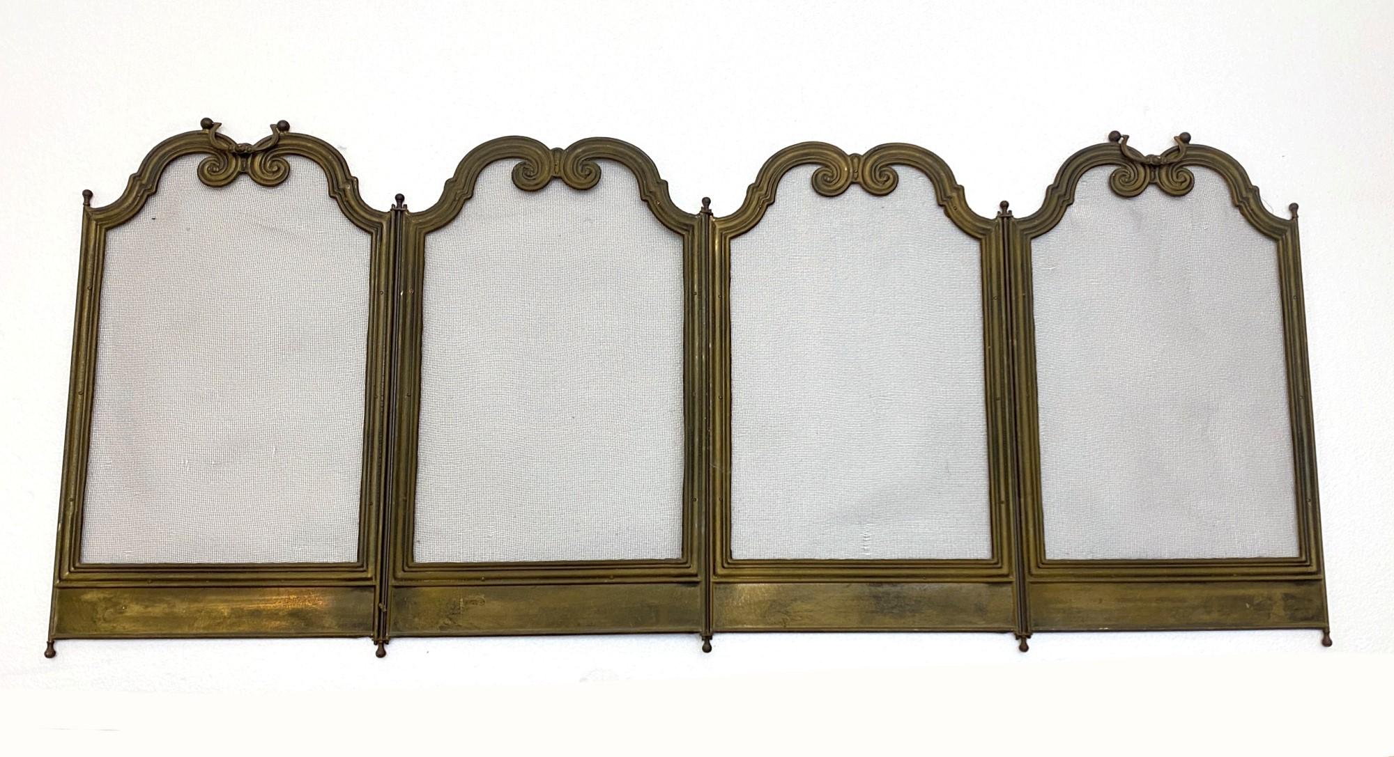 French Petite Fireplace Screen Hinged in 4 Sections with Handles, Ajustable In Good Condition In New York, NY