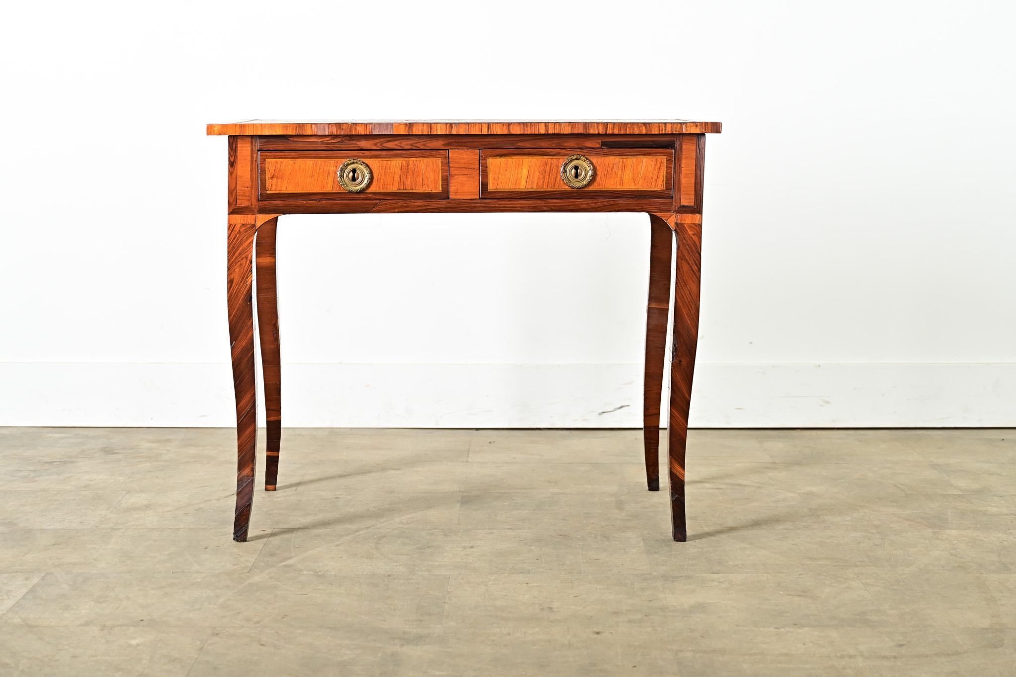 Precioso y pequeño escritorio francés del siglo XIX, de lujosa caoba y superficie de escritura de cuero con grabados dorados. La pequeña escala de esta mesa también sería interesante como consola o mesa auxiliar, en cualquier lugar para mostrar la