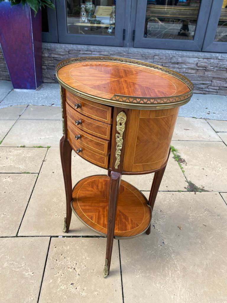 French Petite Oval Side Table In Good Condition For Sale In Sarasota, FL