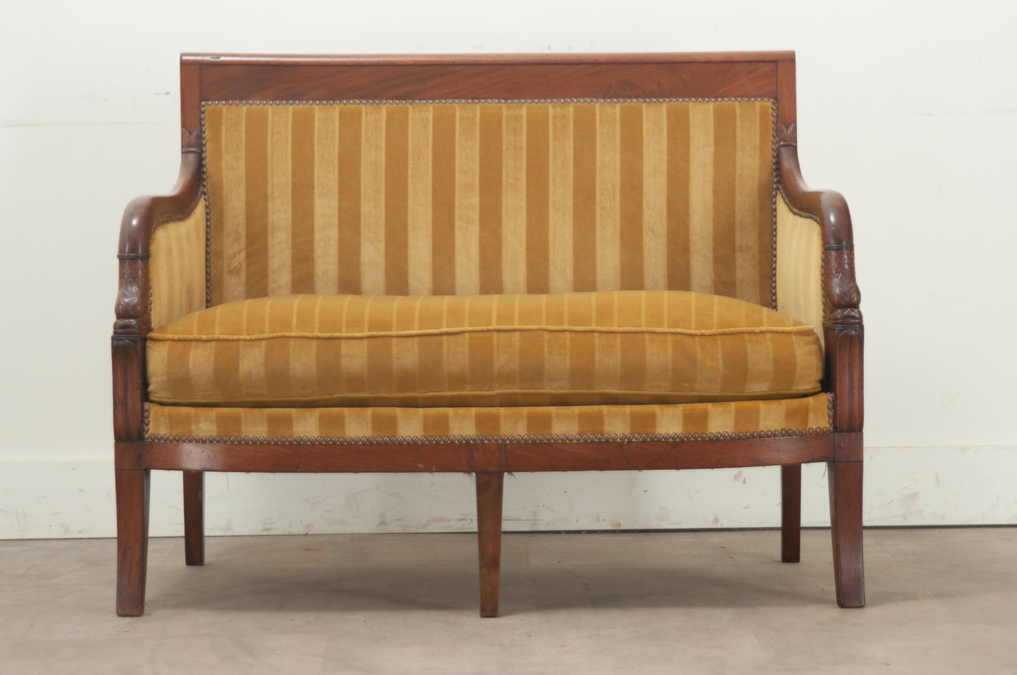 French Petite Restauration Upholstered Settee In Good Condition For Sale In Baton Rouge, LA