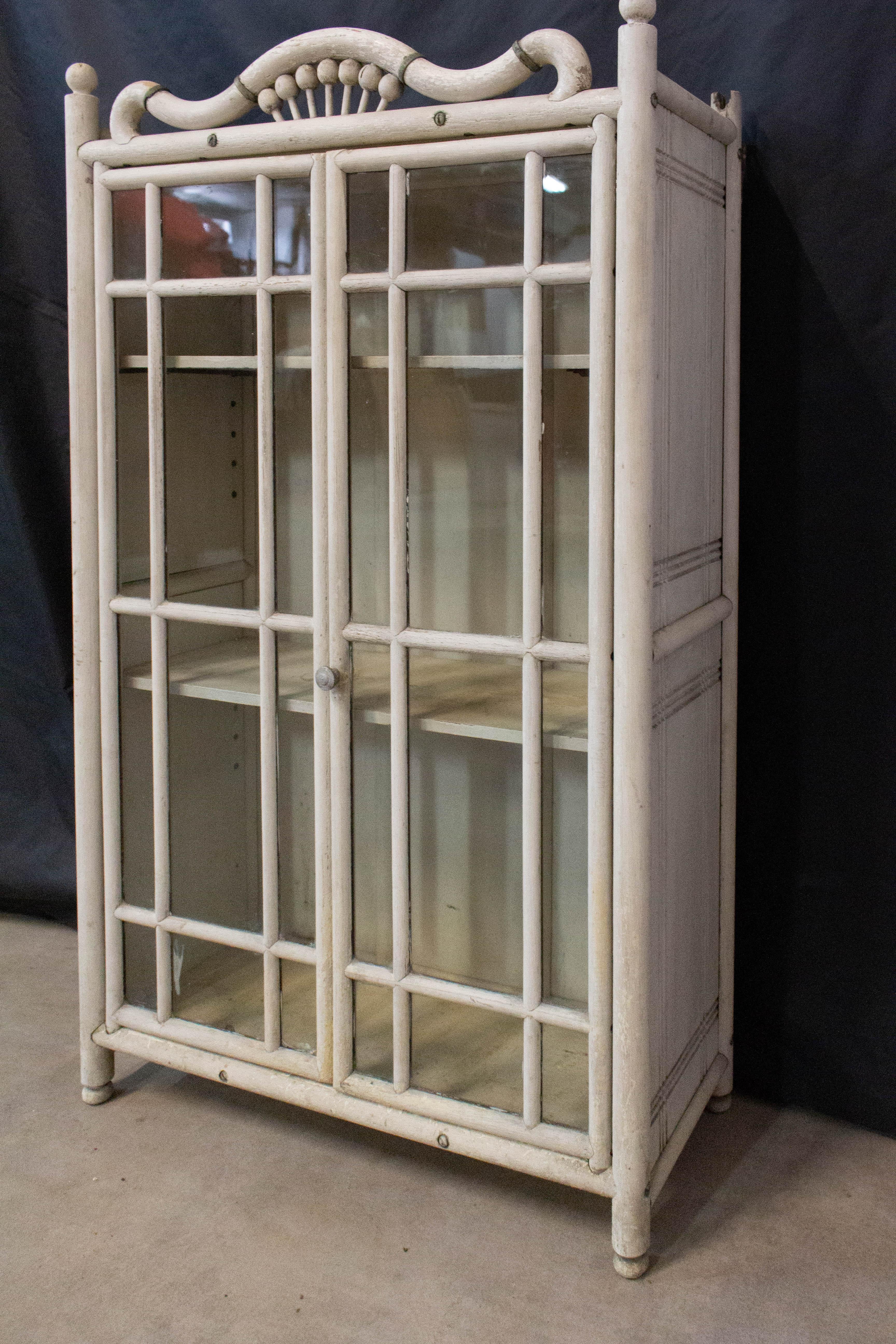 Hanging cabinet or small vitrine, France, circa 1920
Beveled glass
Removable shelves
Gap between shelves from 16 cm to 34 cm

For shipping:
Measures: 21.5 x 45.5 x 76.5 cm 6kg.