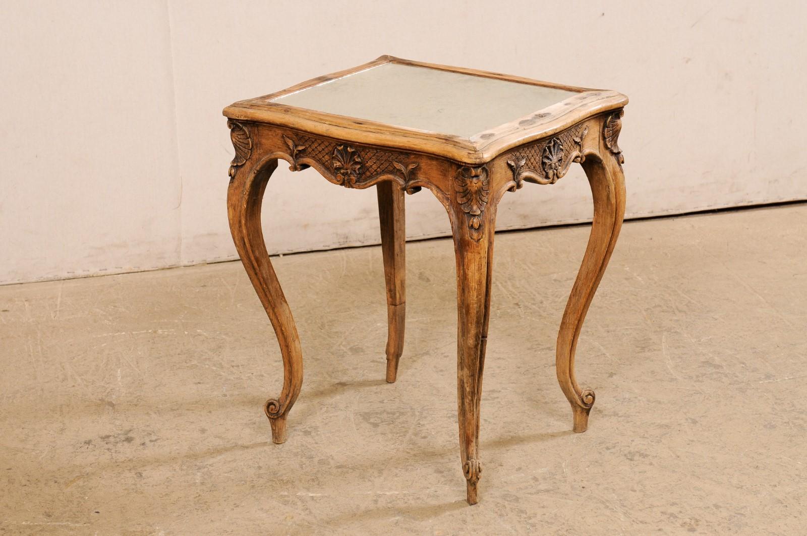 Französischer kleiner Holztisch mit wunderschön geschnitzter Schürze und Spiegelplatte, 19. Jahrhundert. im Angebot 7