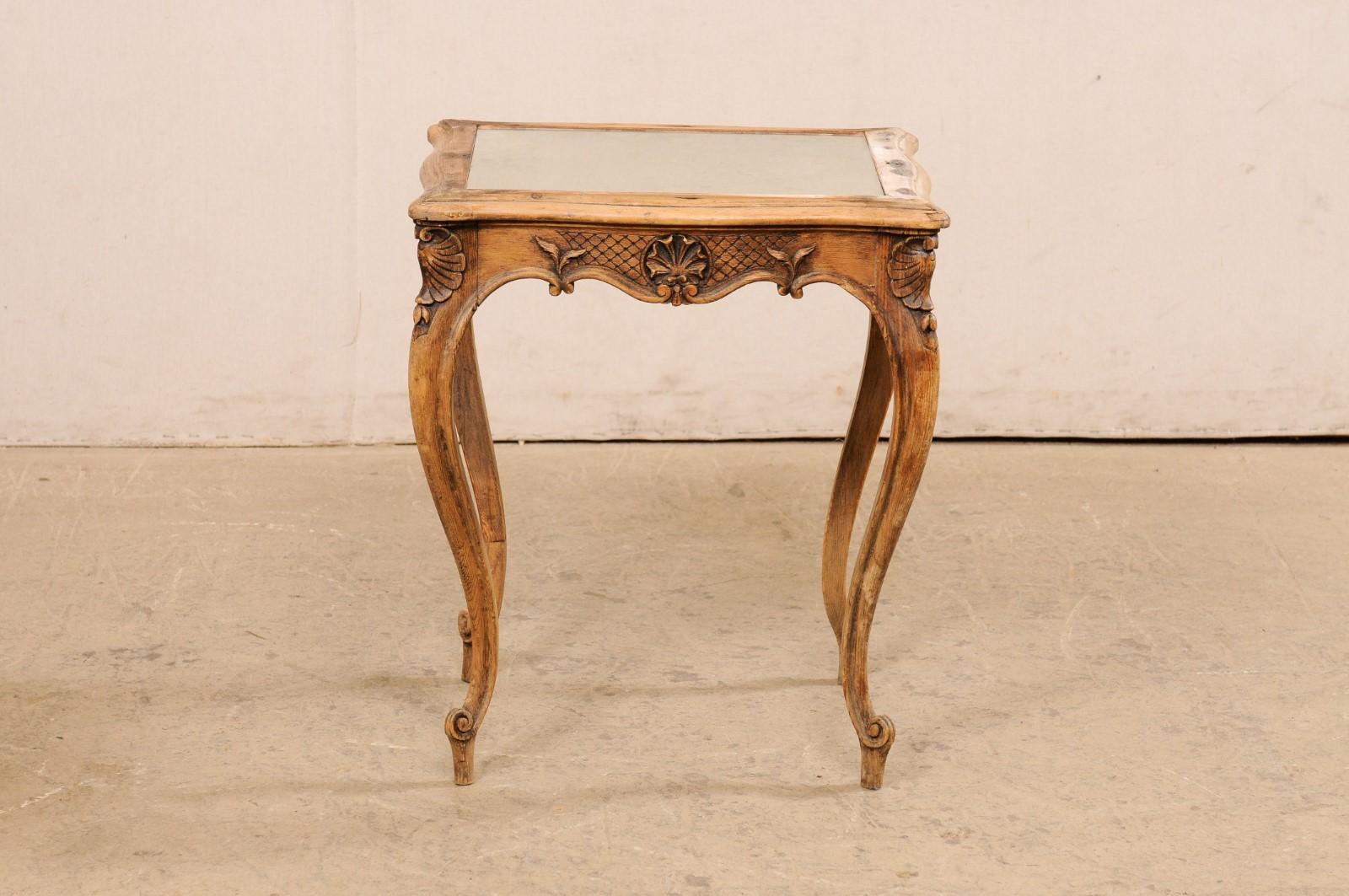Französischer kleiner Holztisch mit wunderschön geschnitzter Schürze und Spiegelplatte, 19. Jahrhundert. im Angebot 8