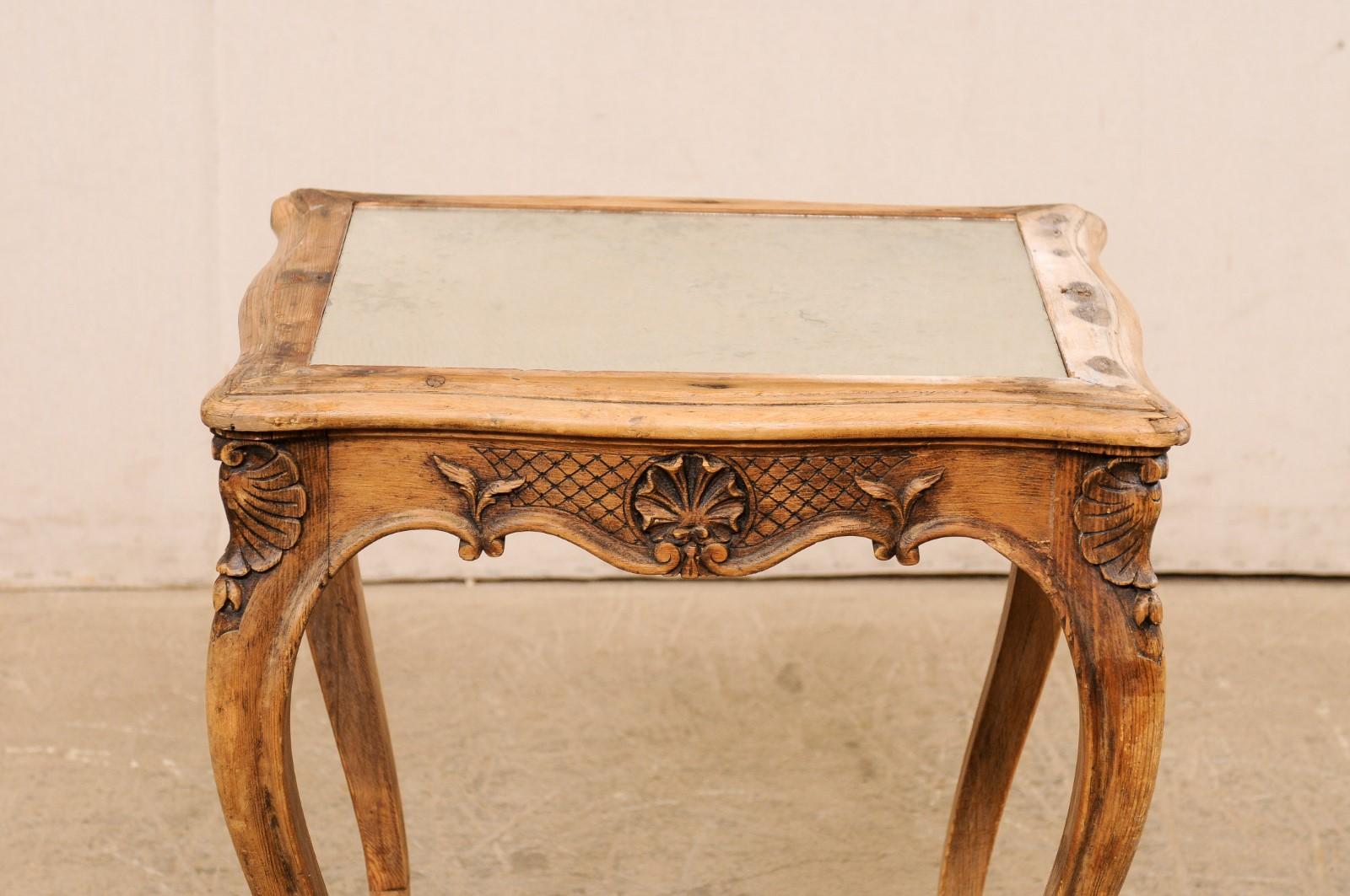 Französischer kleiner Holztisch mit wunderschön geschnitzter Schürze und Spiegelplatte, 19. Jahrhundert. im Angebot 9