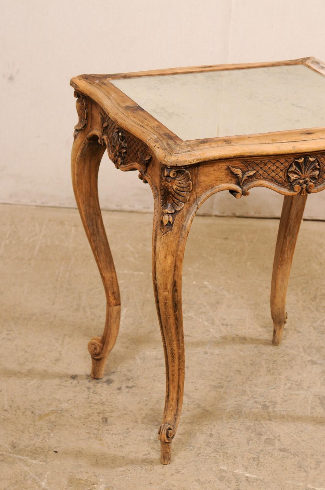 Französischer kleiner Holztisch mit wunderschön geschnitzter Schürze und Spiegelplatte, 19. Jahrhundert. im Zustand „Gut“ im Angebot in Atlanta, GA