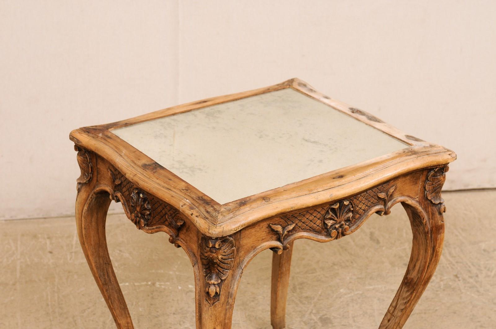 Französischer kleiner Holztisch mit wunderschön geschnitzter Schürze und Spiegelplatte, 19. Jahrhundert. im Angebot 1