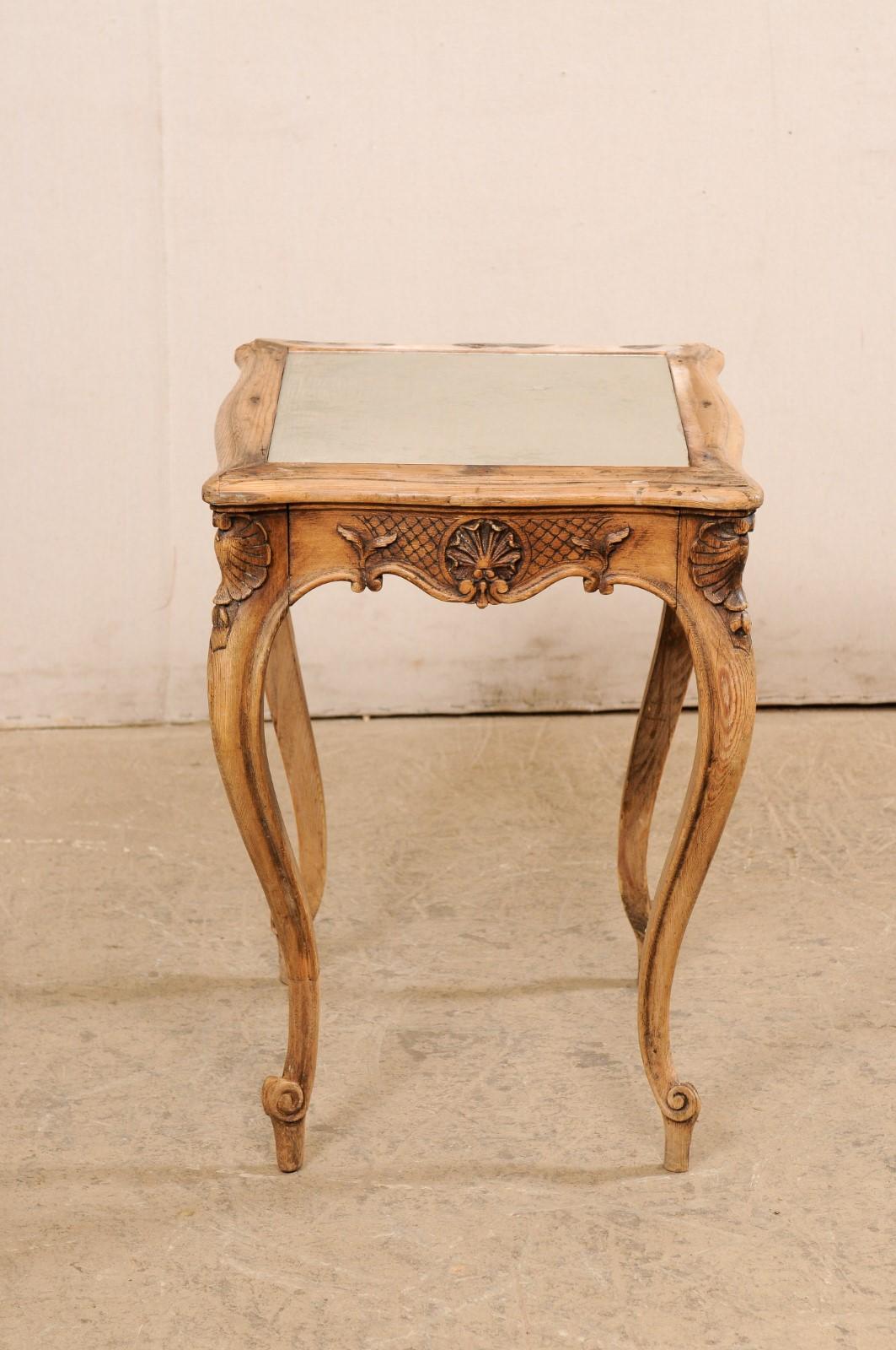 Französischer kleiner Holztisch mit wunderschön geschnitzter Schürze und Spiegelplatte, 19. Jahrhundert. im Angebot 2