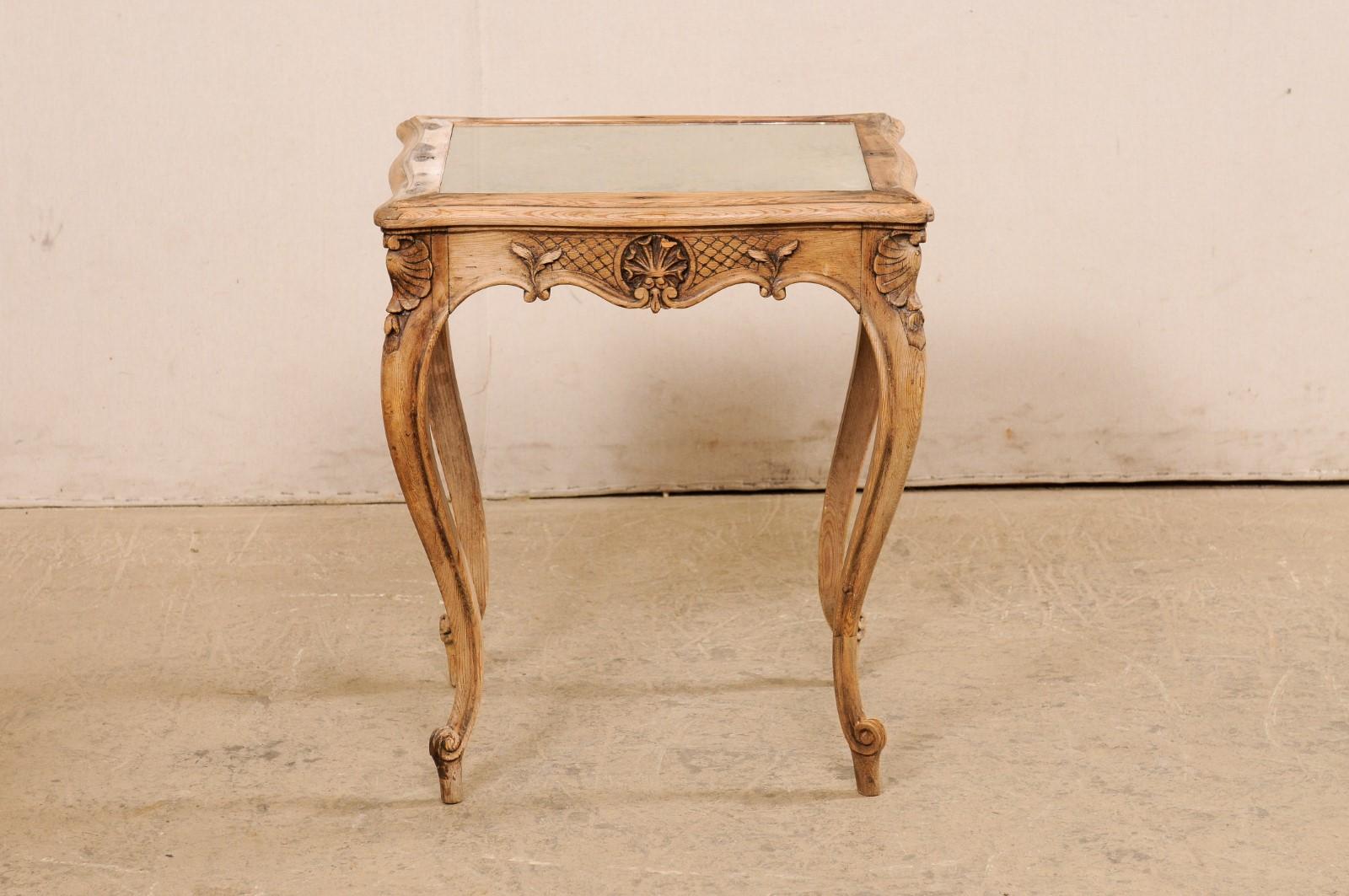 Französischer kleiner Holztisch mit wunderschön geschnitzter Schürze und Spiegelplatte, 19. Jahrhundert. im Angebot 4