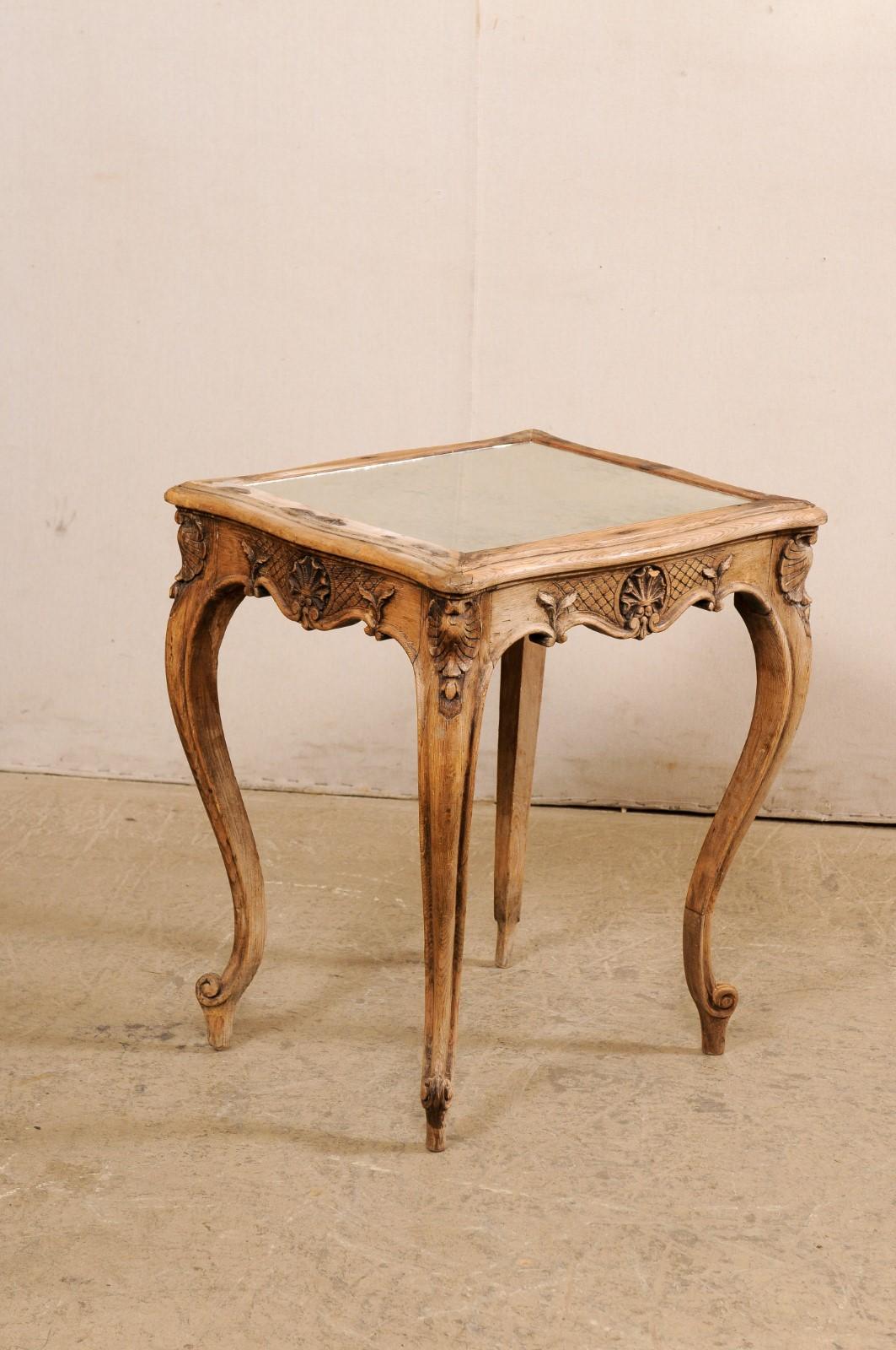 Bois Petite table française en bois avec tablier et plateau en miroir magnifiquement sculptés, 19ème siècle en vente