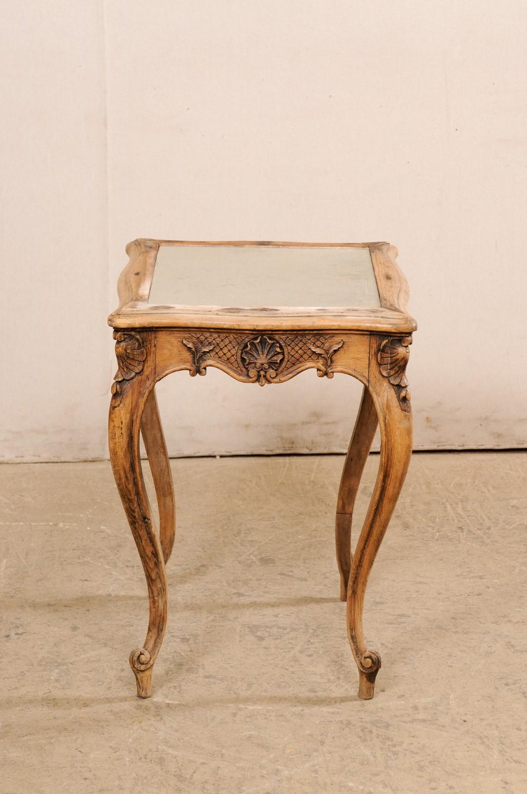 Petite table française en bois avec tablier et plateau en miroir magnifiquement sculptés, 19ème siècle en vente 1