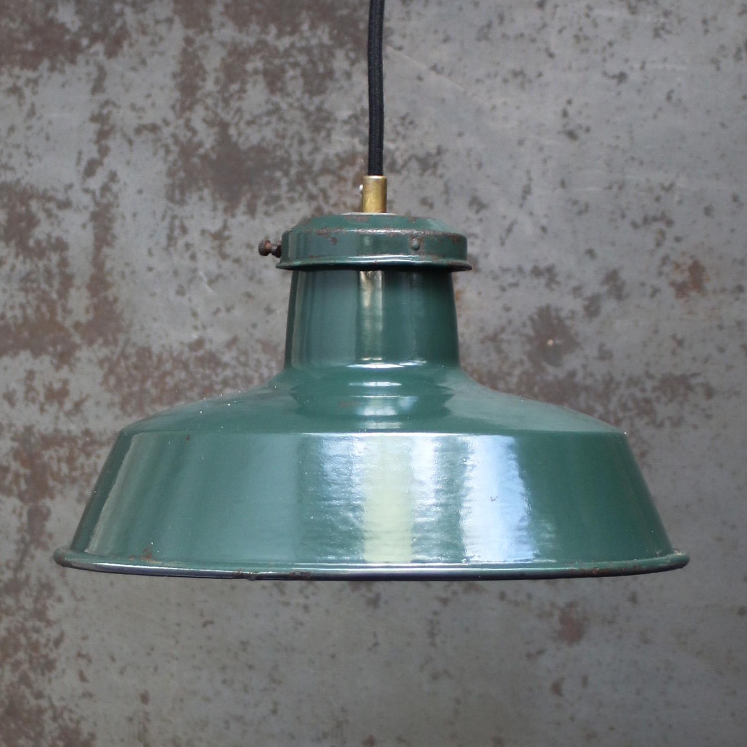 Ciondolo di fabbrica francese di Sammode, Francia
Interni in verde petrolio scuro smaltati di bianco
Top in ottone

Peso: 1,00 kg / 2,2 lb

Prezzo per singolo articolo. Tutte le lampade sono state rese idonee dagli standard internazionali per le